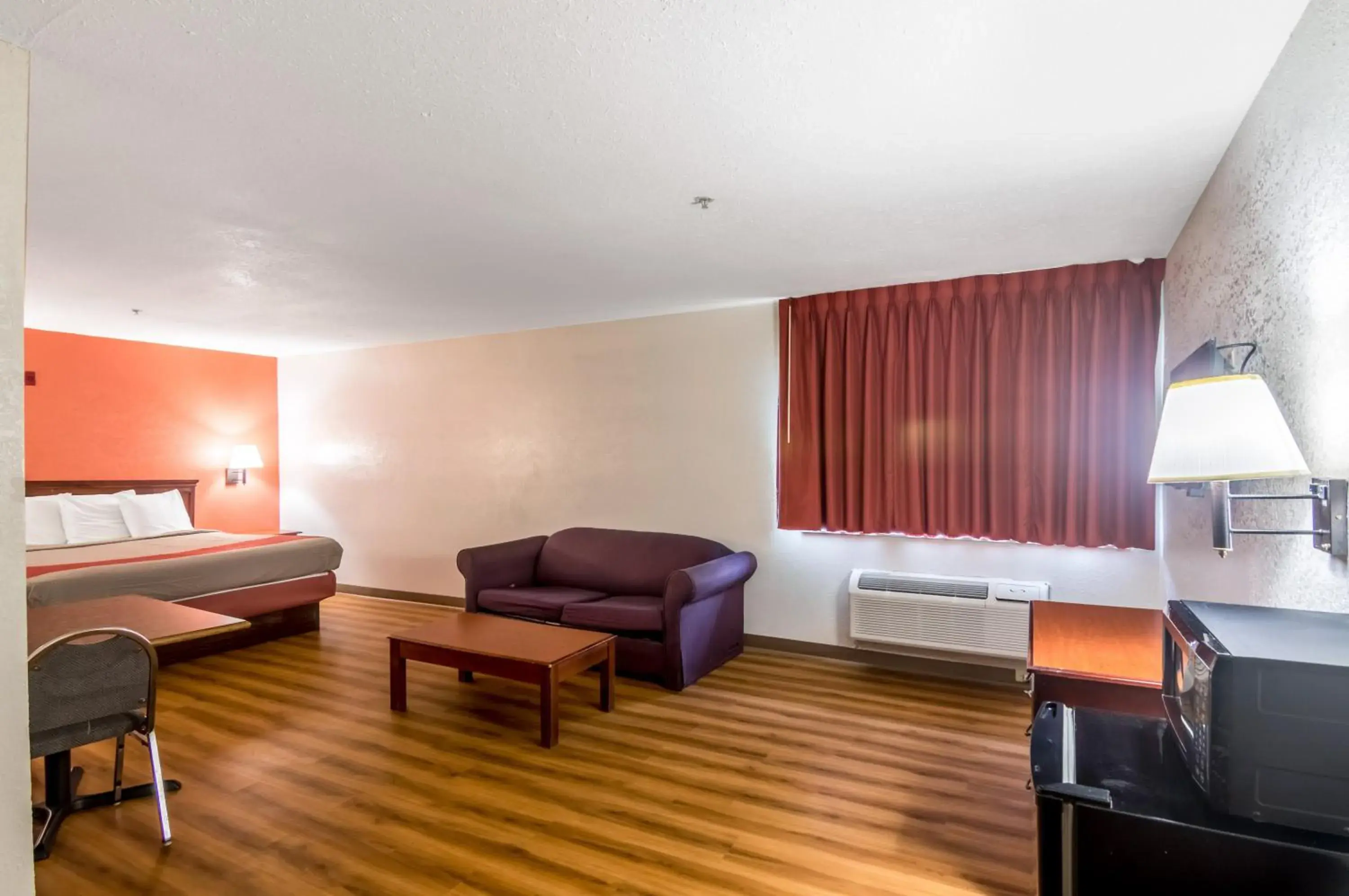 Bedroom, Seating Area in Motel 6-Oklahoma City, OK