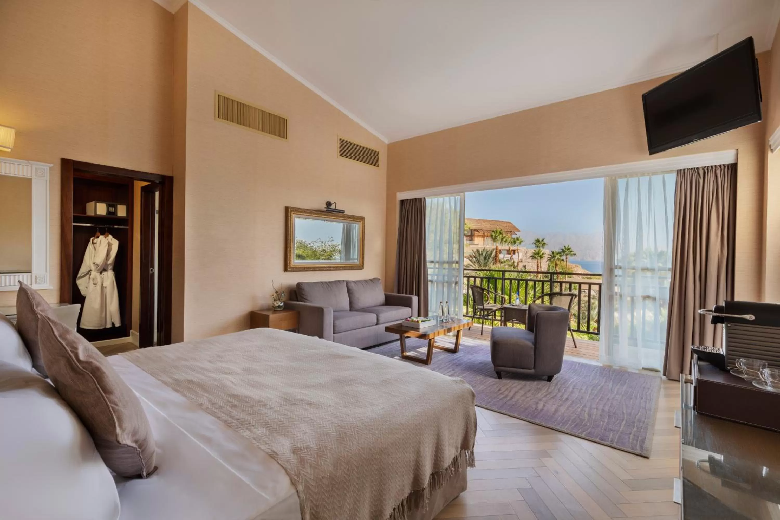 Photo of the whole room, Bed in Herbert Samuel Royal Shangri-La Eilat