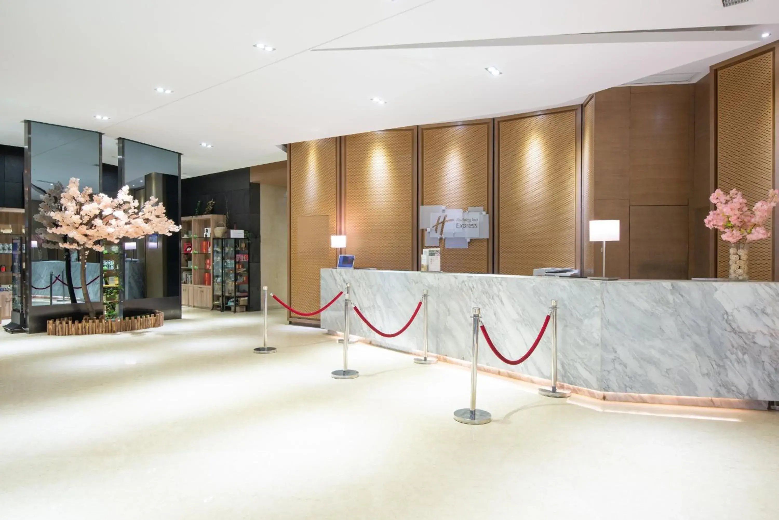 Property building, Lobby/Reception in Holiday Inn Express Chengdu West Gate, an IHG Hotel