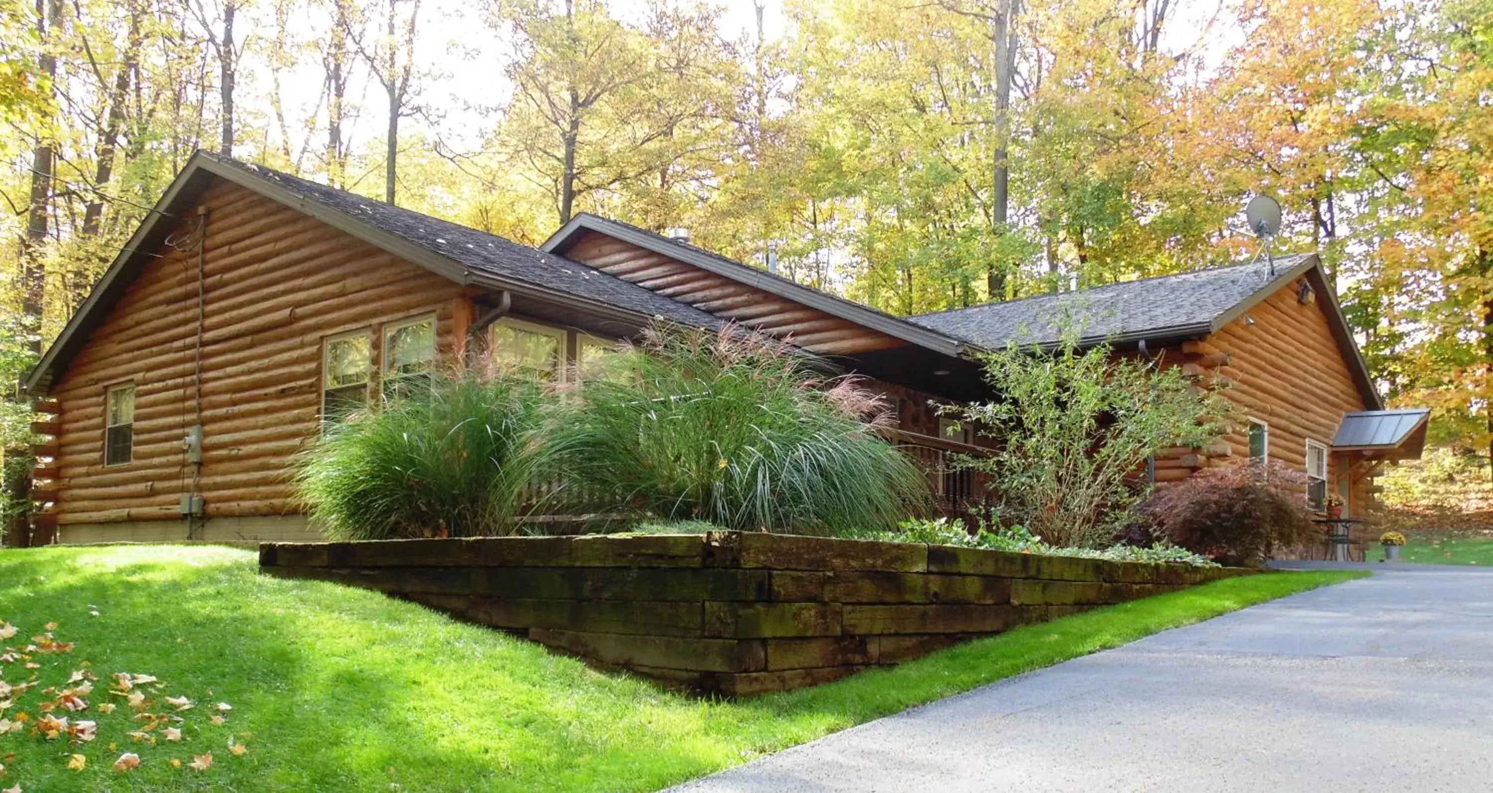 Property building in Sojourner's Lodge & Log Cabin Suites Property building in Sojourner's Lodge & Log Cabin Suites