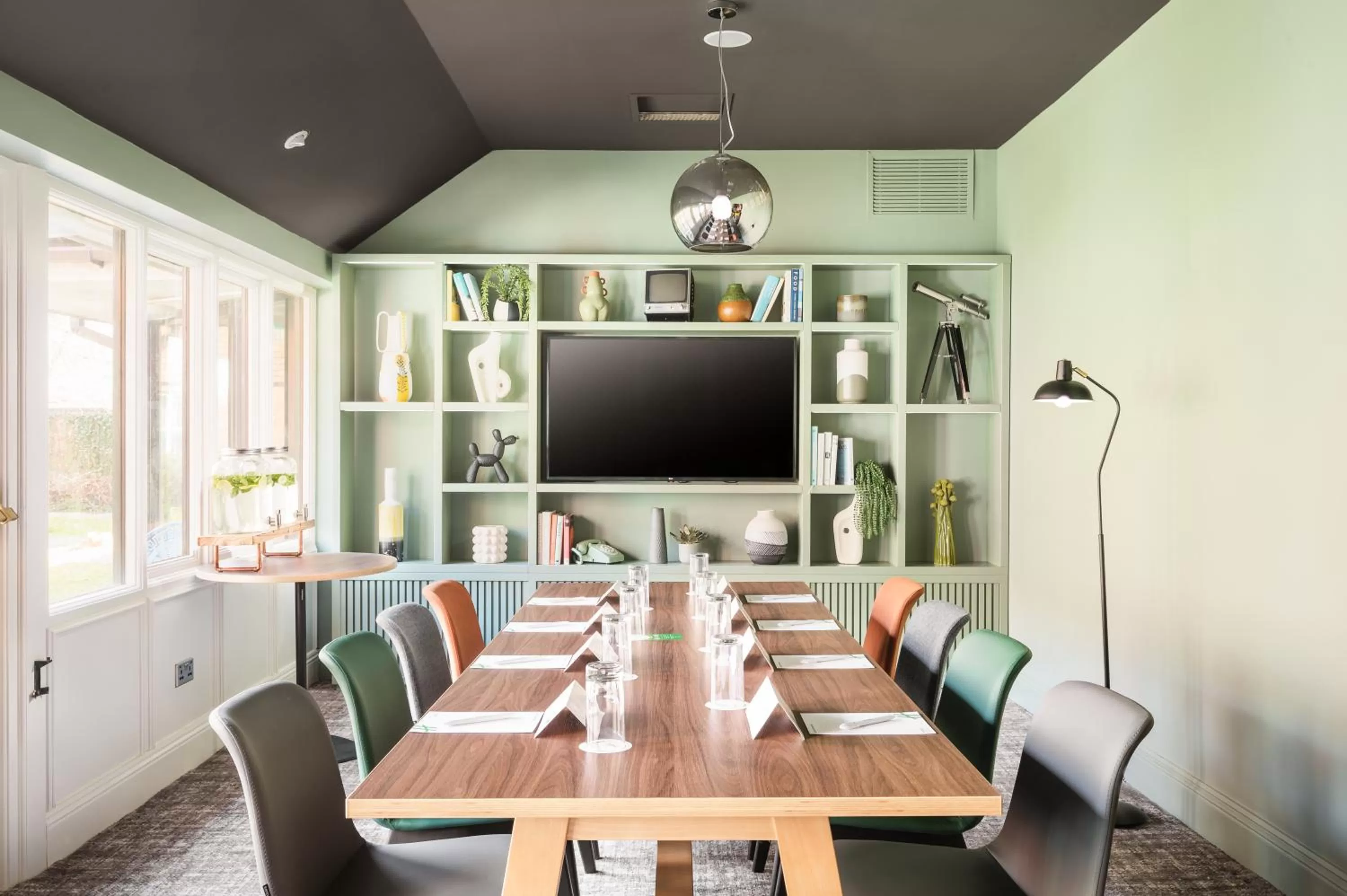 TV and multimedia in Holiday Inn Reading West by IHG