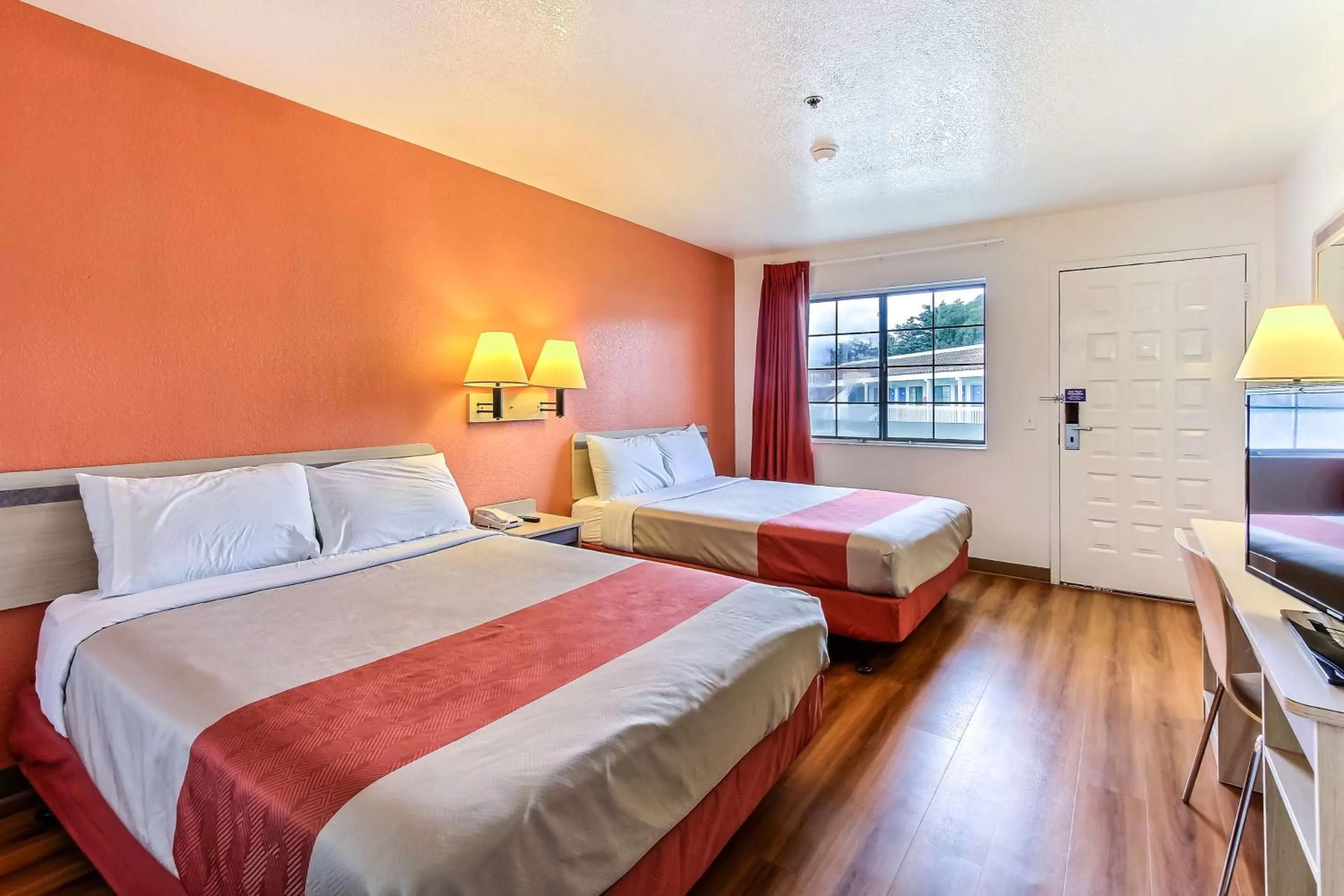 TV and multimedia, Bed in Motel 6-Salinas, CA - North Monterey Area