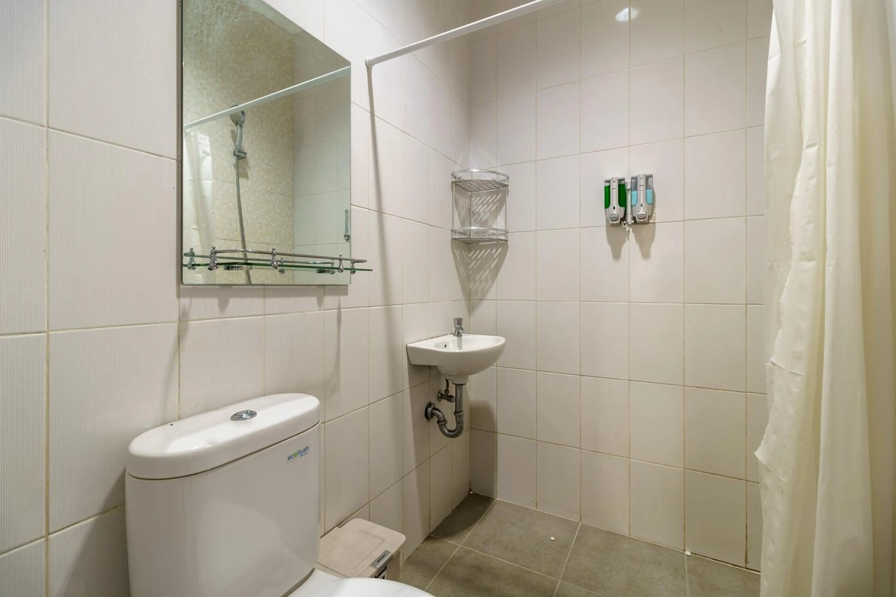 RedDoorz Plus near Exit Toll Puncak 2