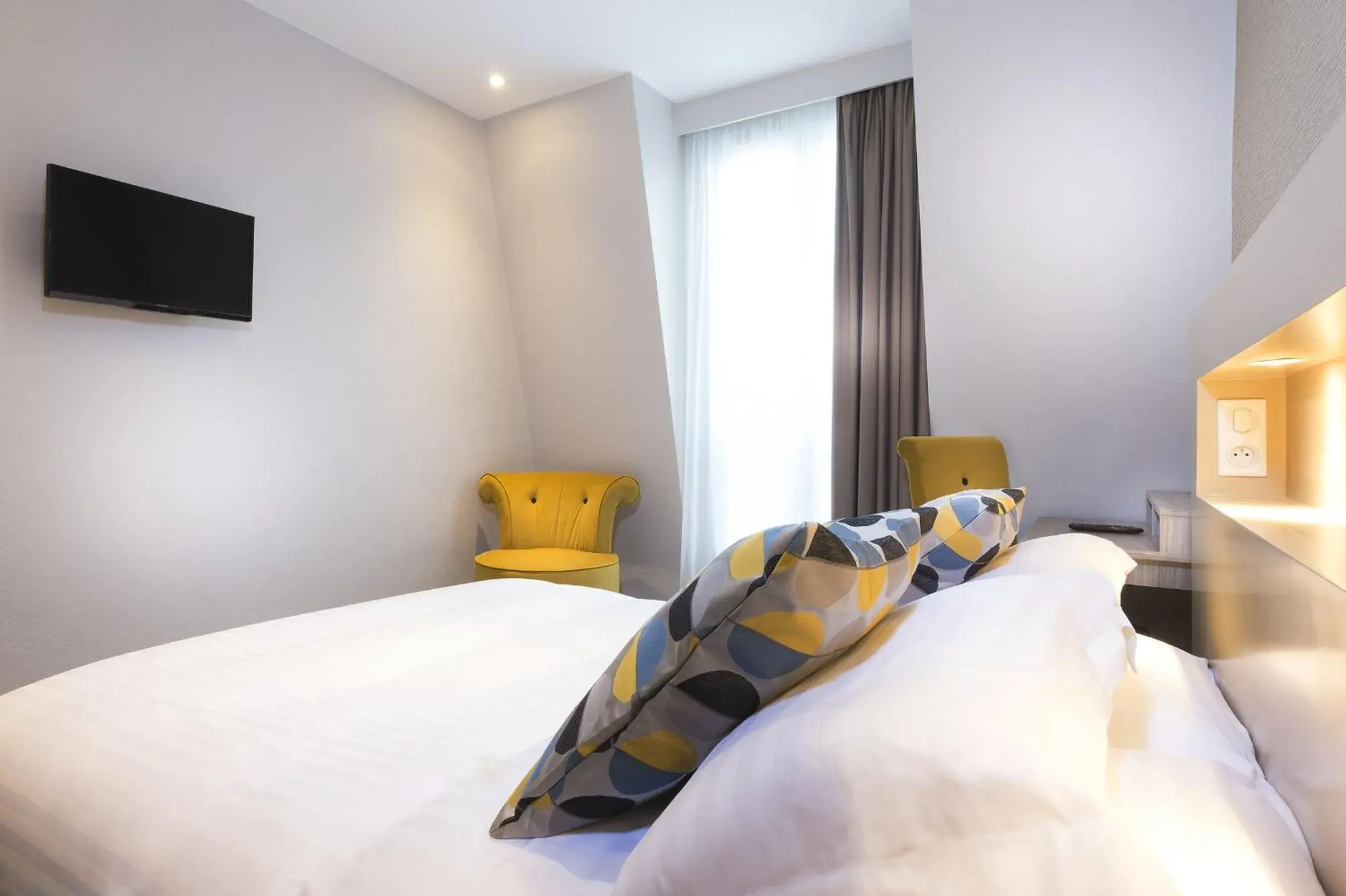 TV and multimedia, Bed in Hotel International Paris