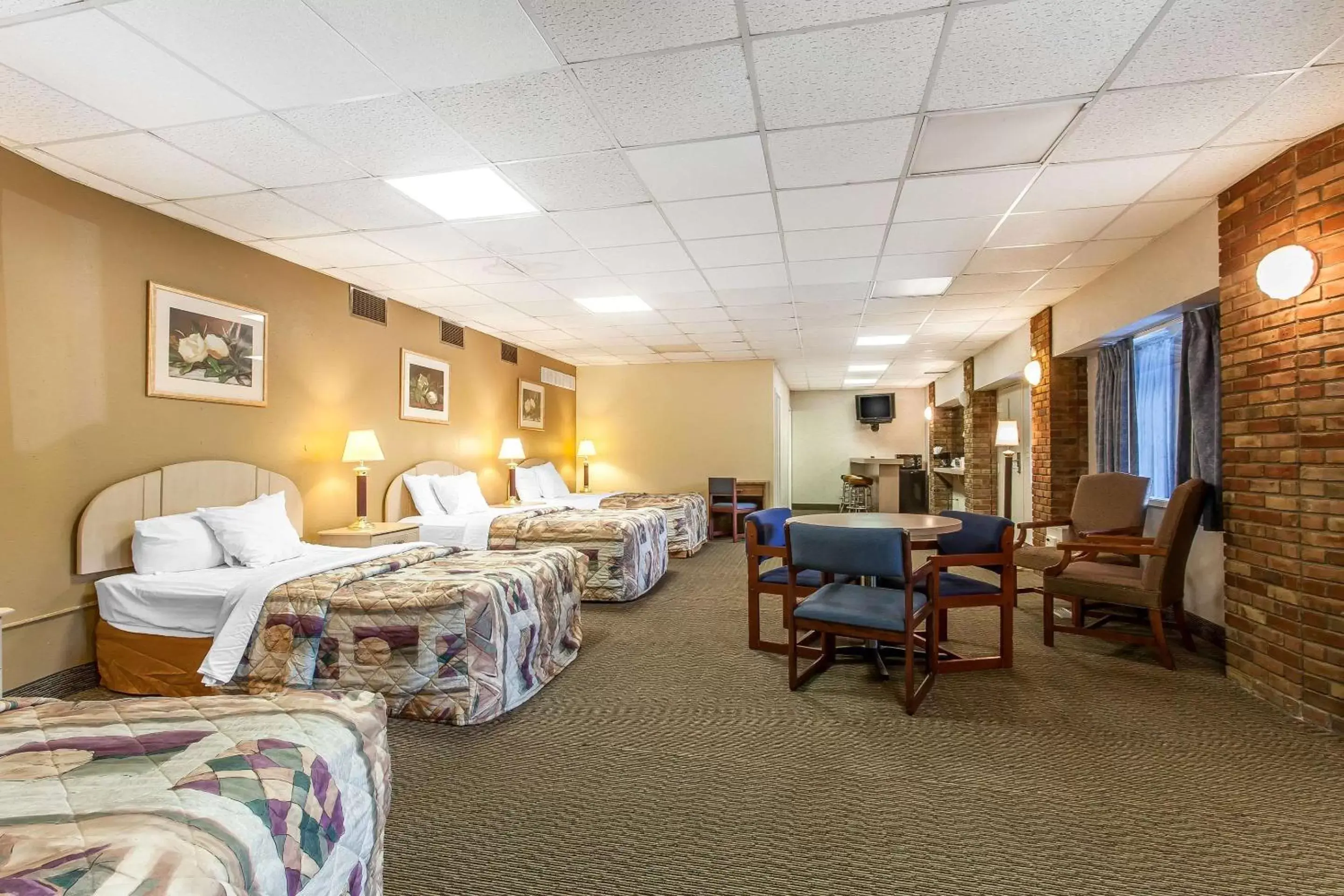Photo of the whole room in Rodeway Inn North
