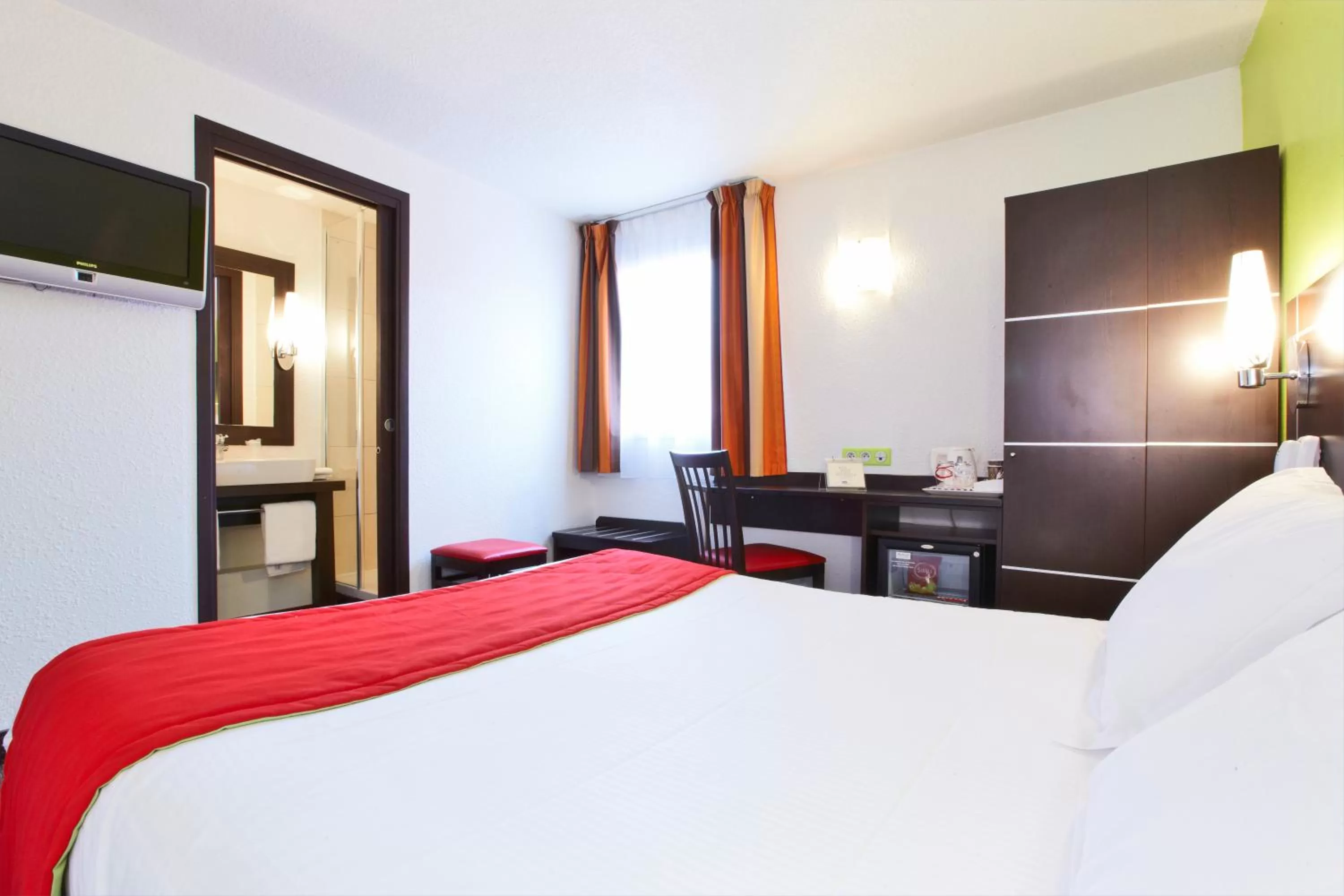 Bed in Enzo Hotels Reims Tinqueux by Kyriad Direct
