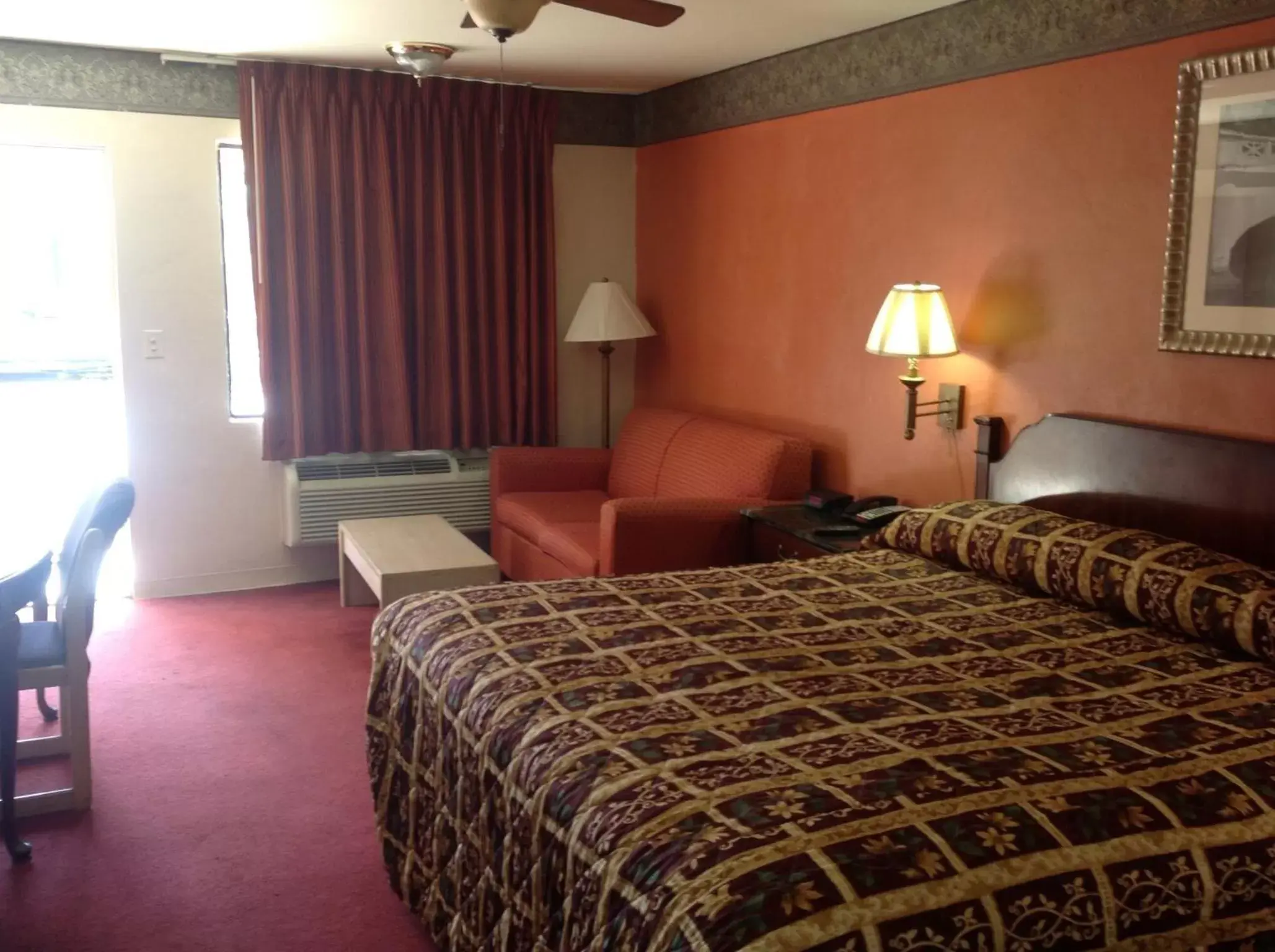 Photo of the whole room, Bed in Deluxe Inn Airport