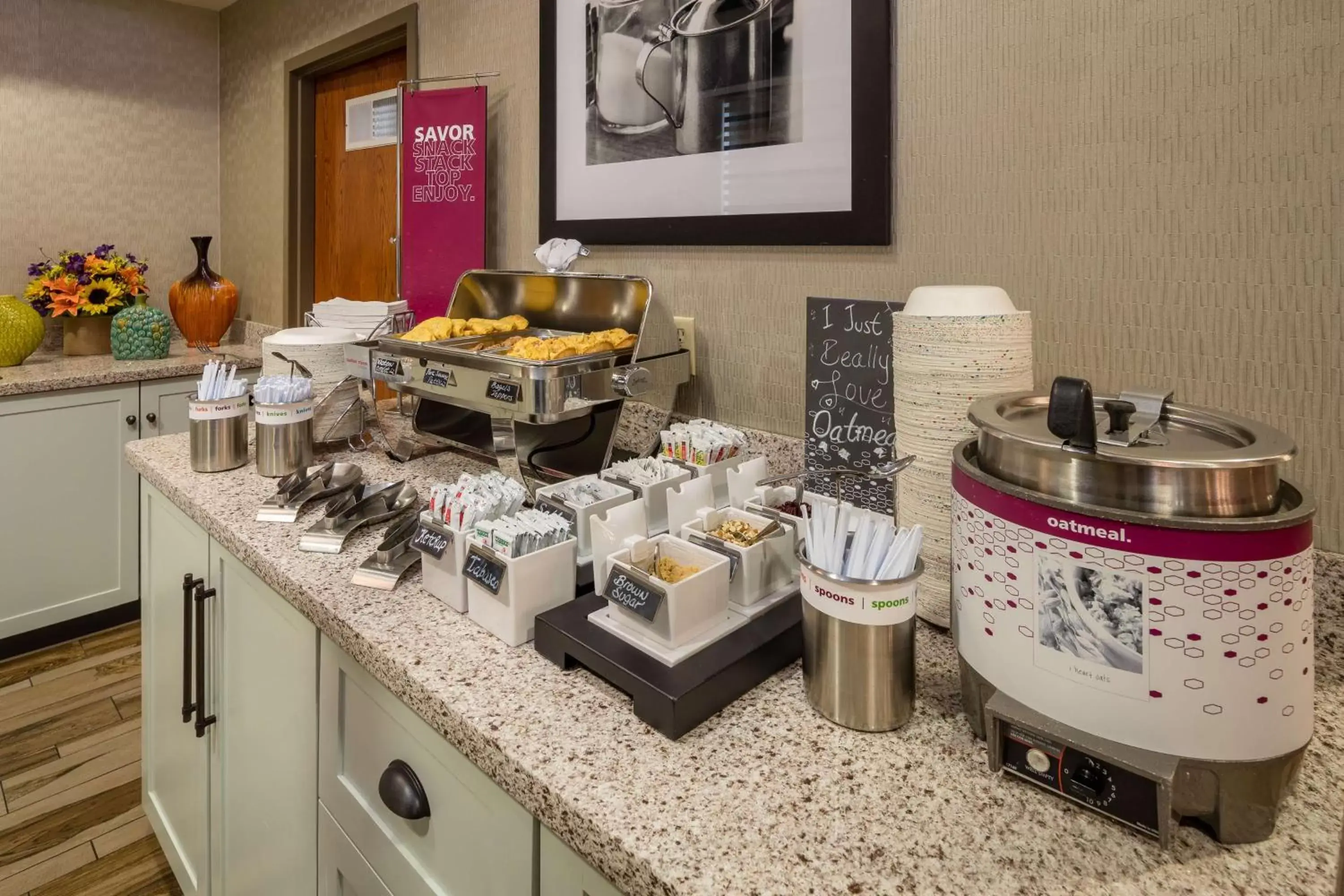 Dining area in Hampton Inn San Francisco Airport