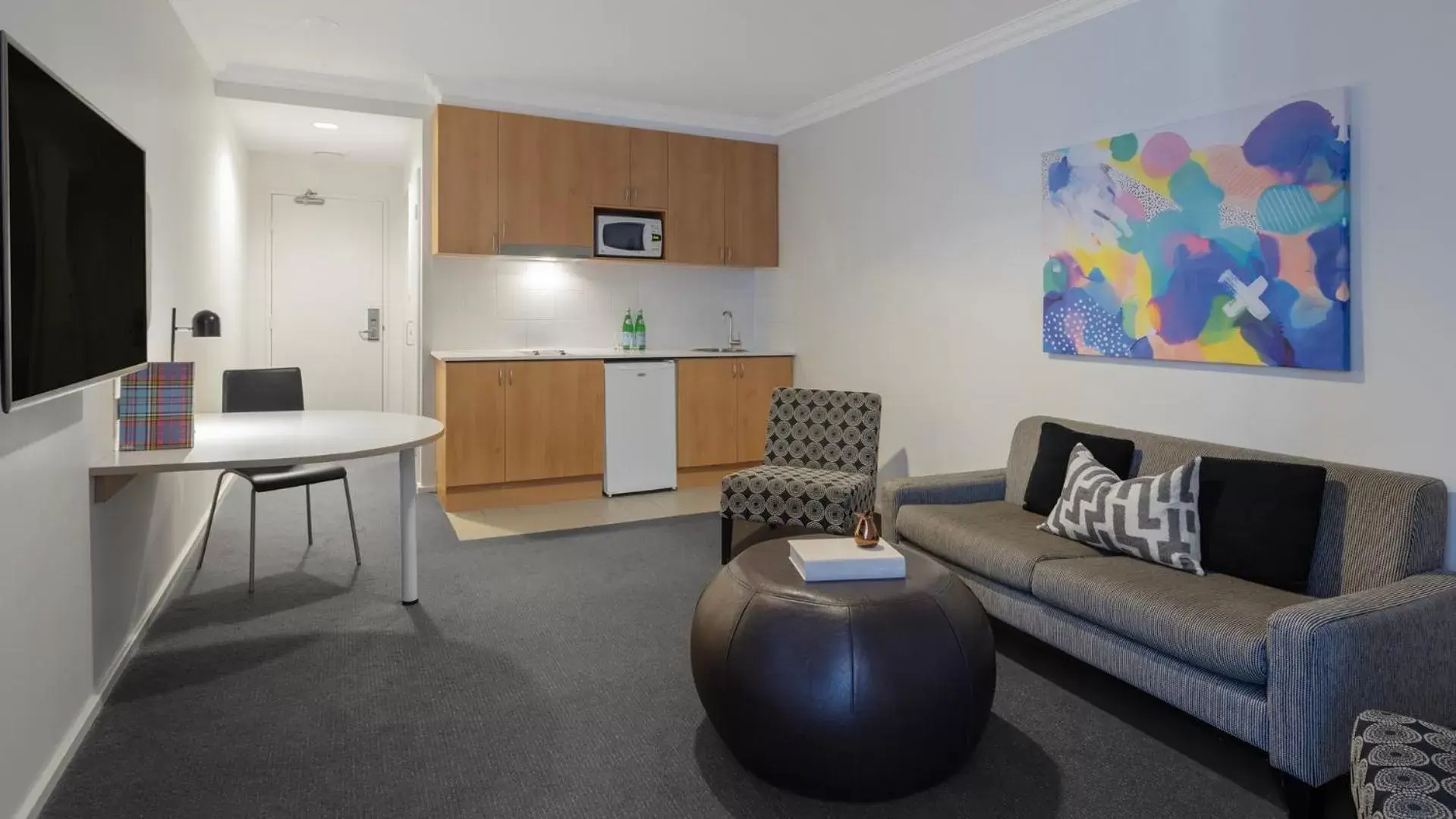 Kitchen or kitchenette, Seating Area in Oaks Perth Hotel