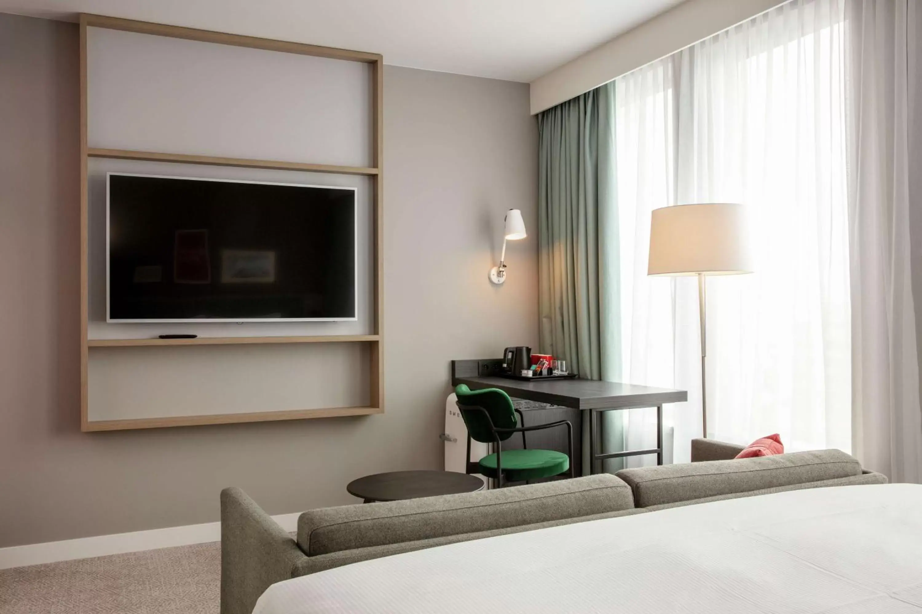 Photo of the whole room, TV/Entertainment Center in Hilton Garden Inn Paris Orly Airport