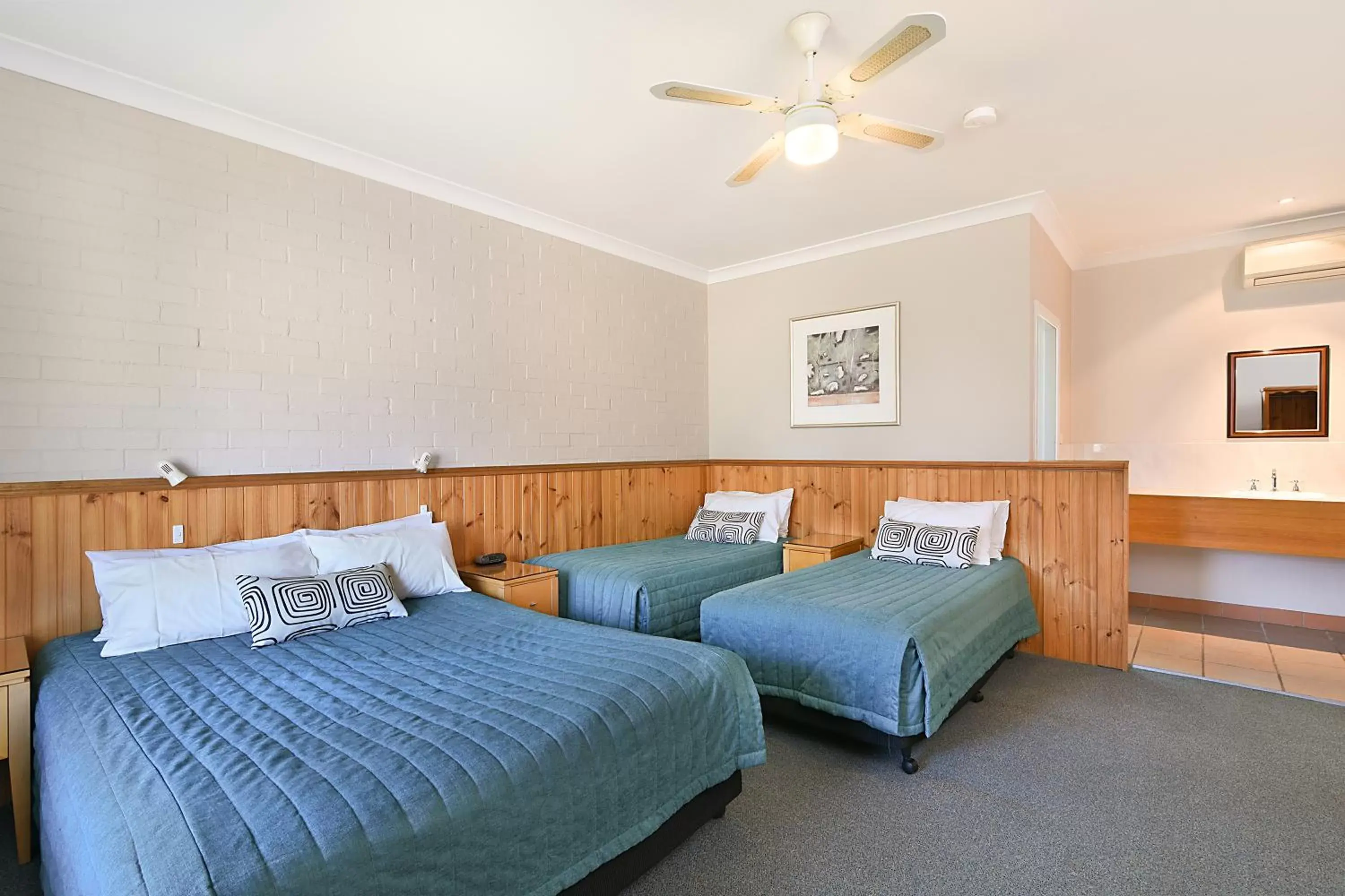 Photo of the whole room, Bed in Catalina Motel Lake Macquarie