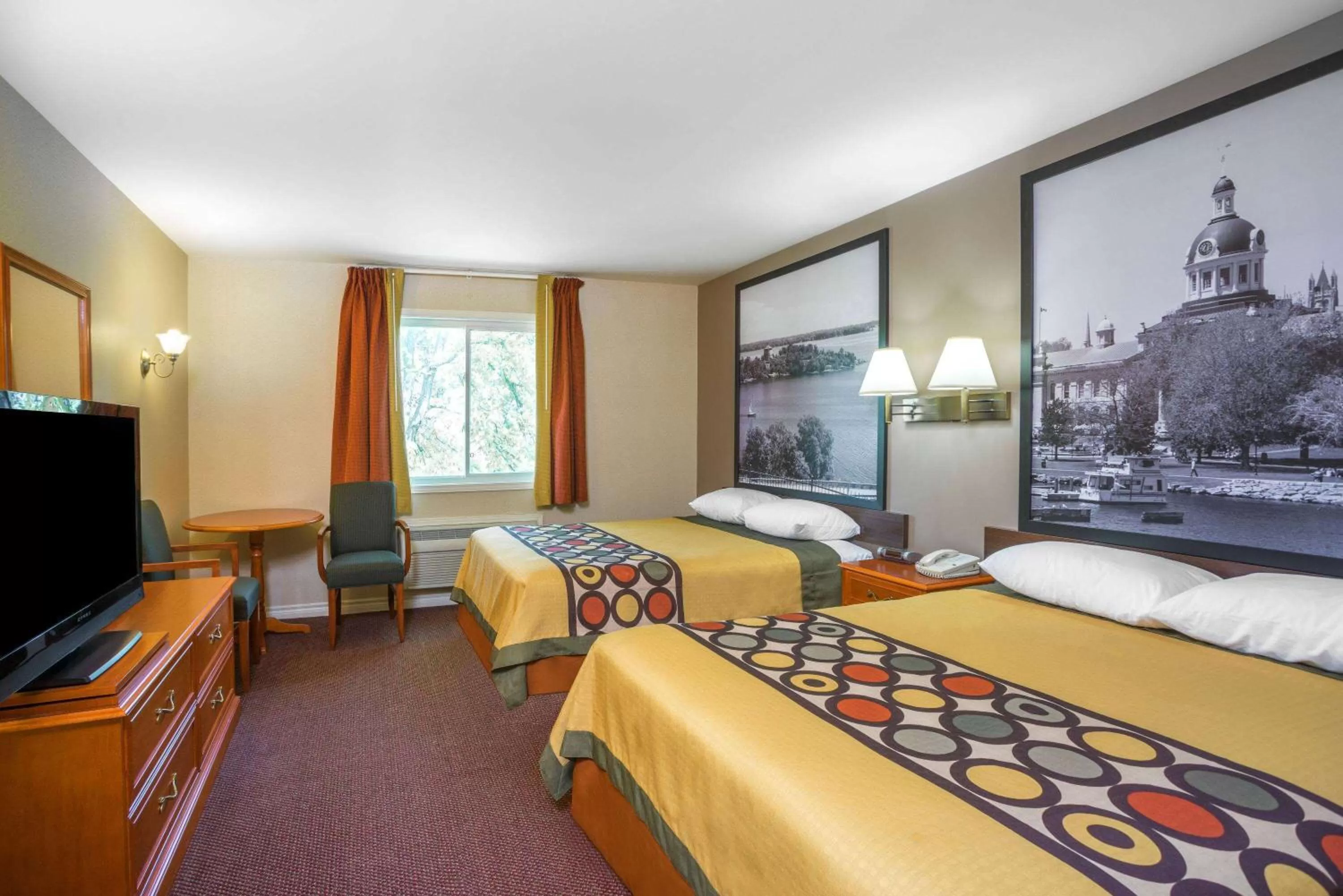 Photo of the whole room, Bed in Super 8 by Wyndham Kingston