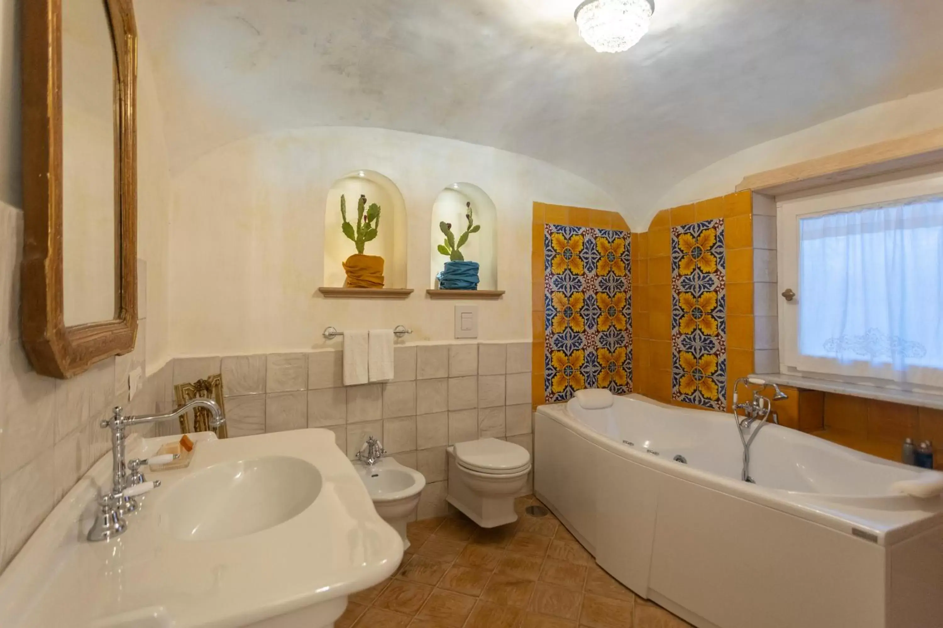 Hot Tub, Bathroom in Villa Carafa De Cillis