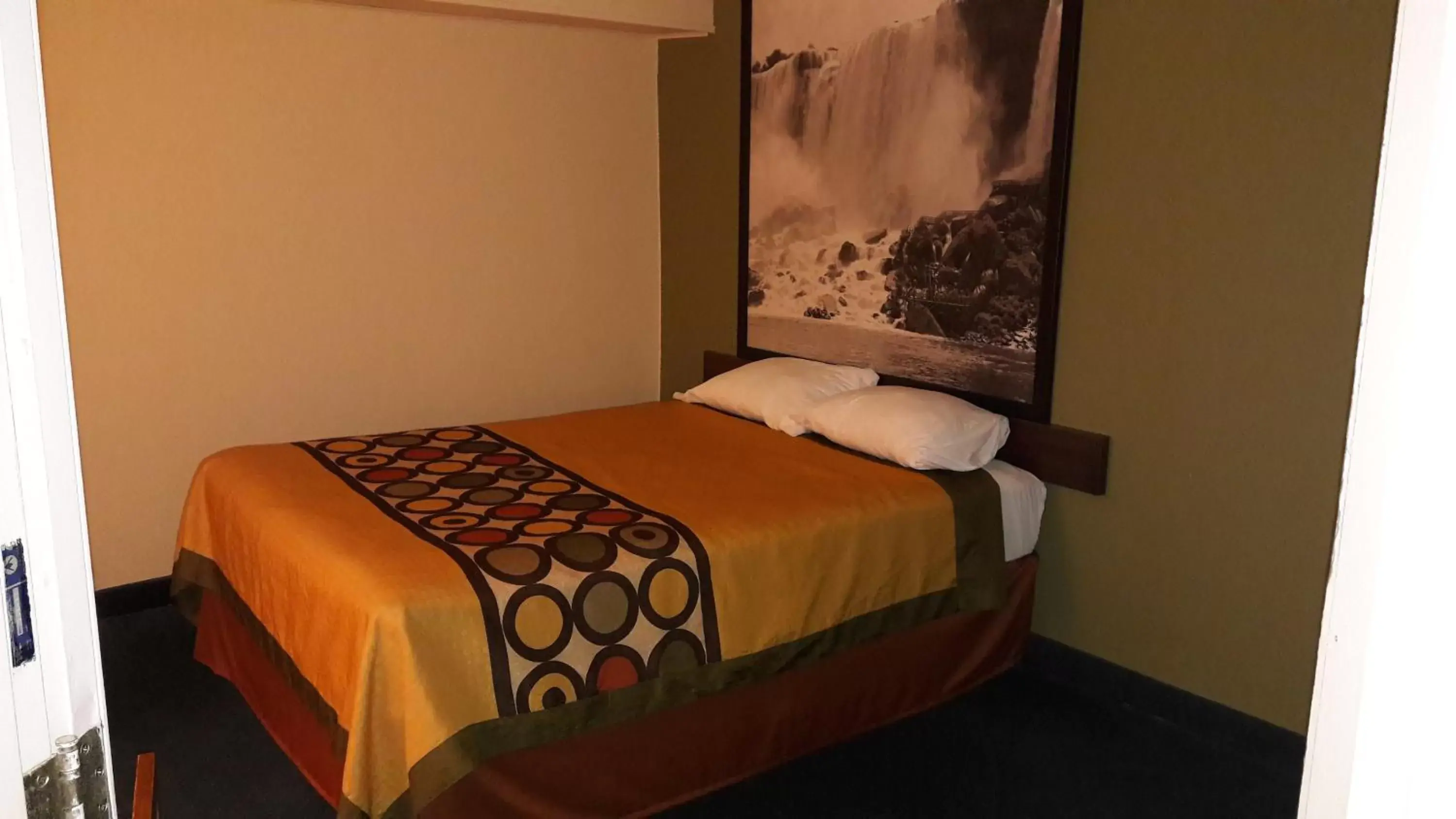 Bed in Super 8 by Wyndham Niagara Falls North