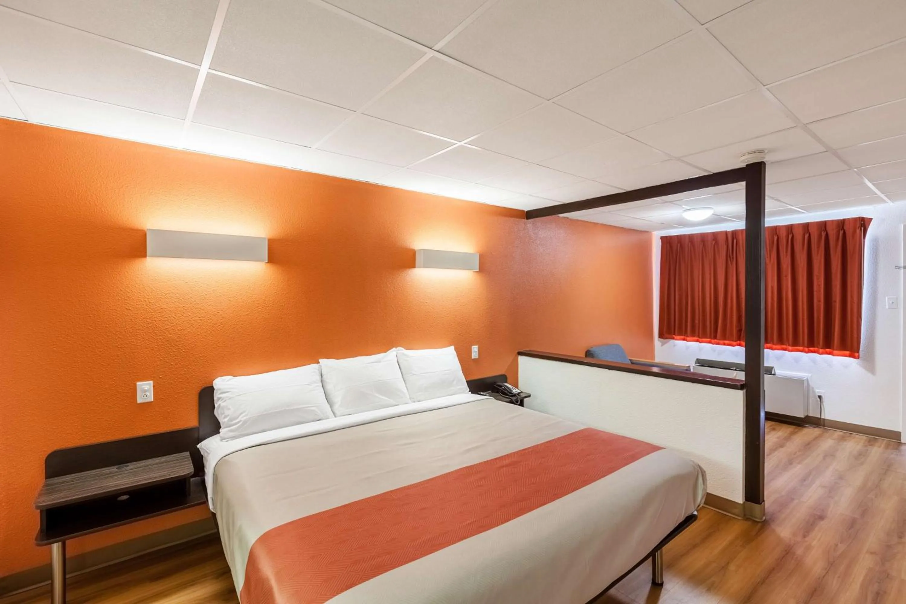 Photo of the whole room, Bed in Motel 6 Fort Worth, Tx - Stockyards