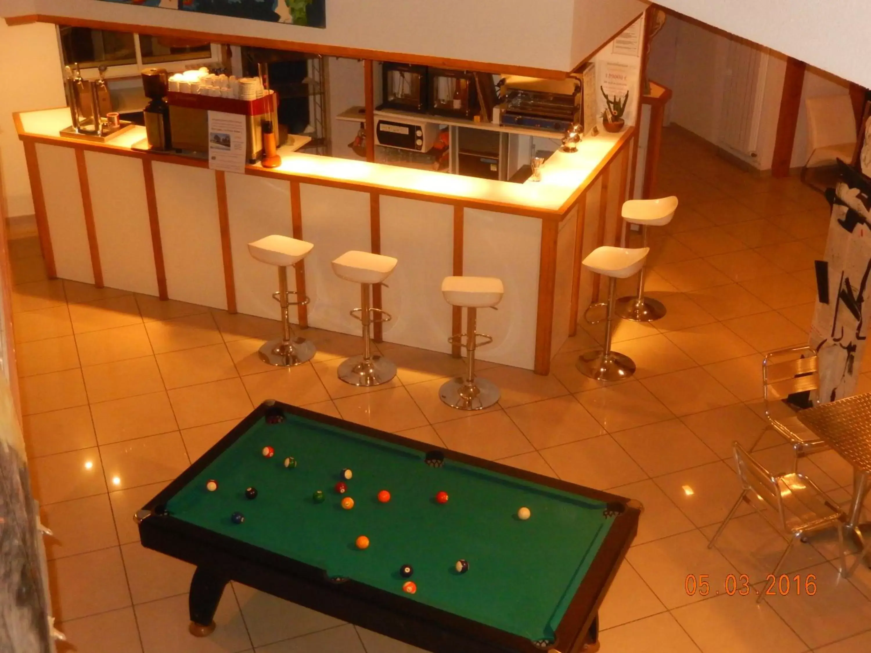 Lounge or bar, Billiards in Hôtel Eco Logis