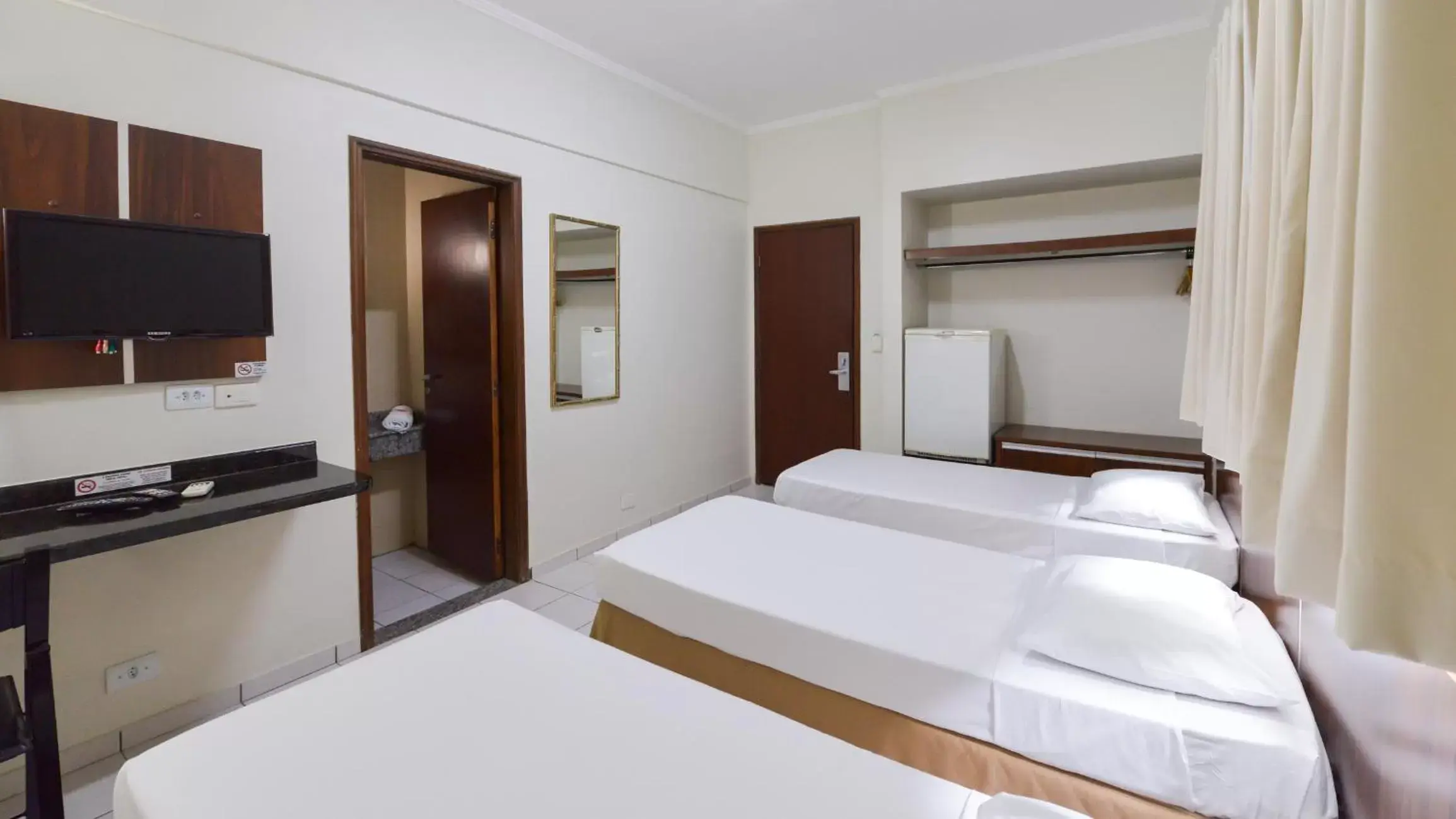 Triple Room (3 single Beds) in Araucaria Hotel Business - Maringá Triple Room (3 single Beds) in Araucaria Hotel Business - Maringá