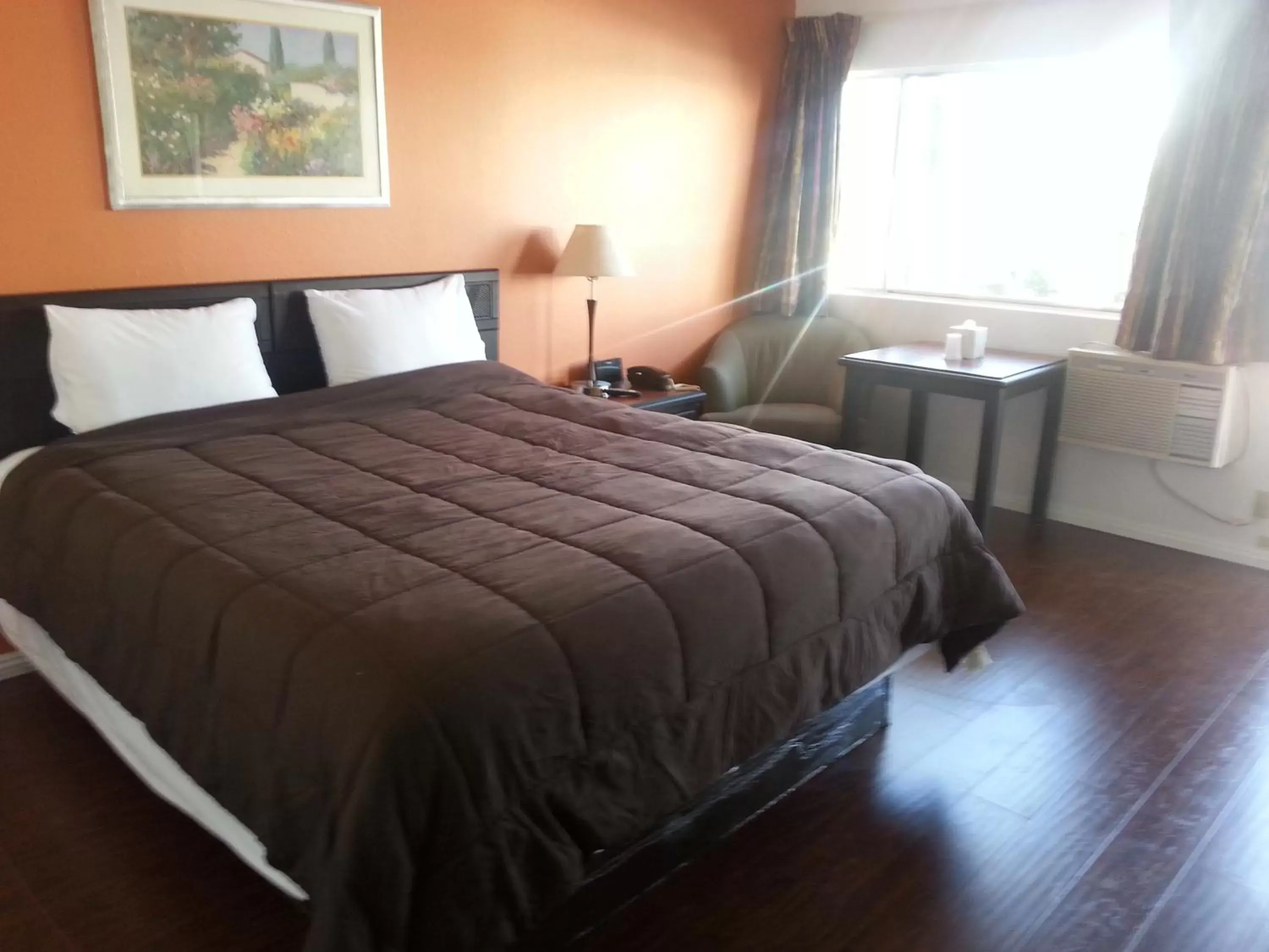 Photo of the whole room, Bed in Guest Harbor Inn- Port Of Los Angeles San Pedro