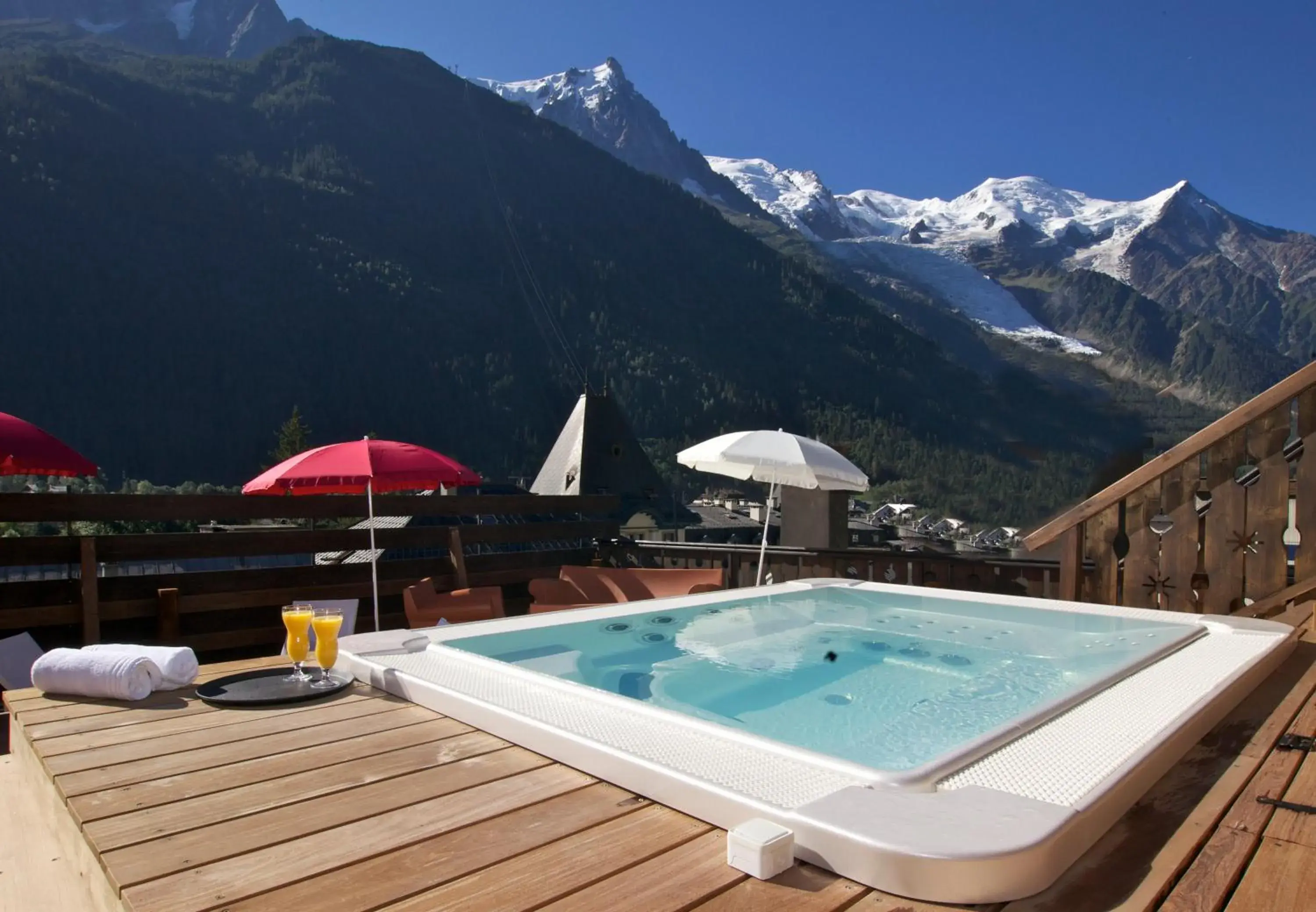 Hot Tub, Swimming Pool in Park Hotel Suisse & Spa