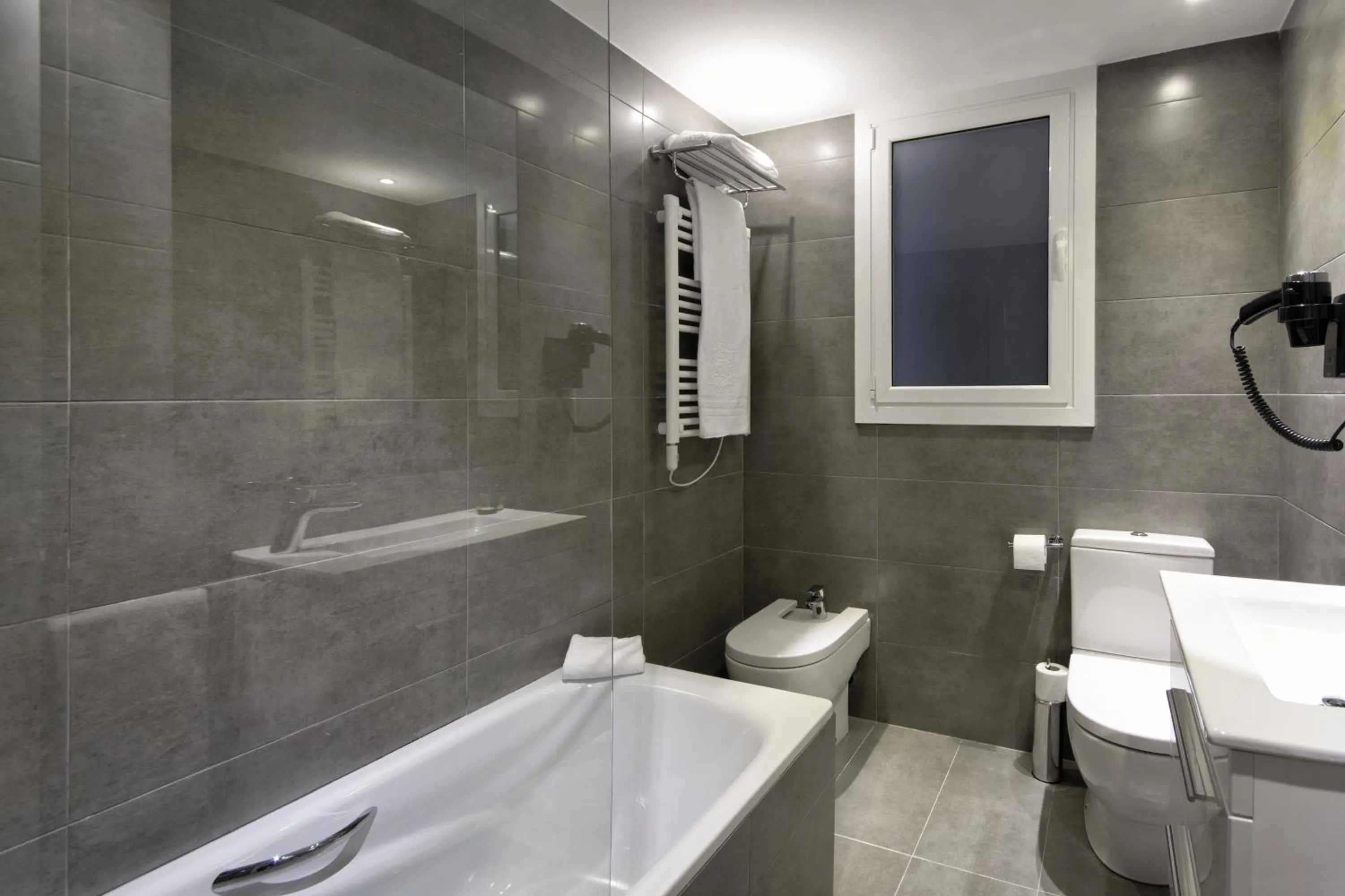 Bathroom in Eixample Building Apartments by Mercedes Heritage