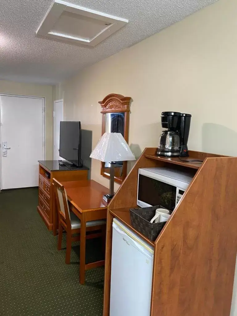 Kitchen/Kitchenette in Angus Inn Motel