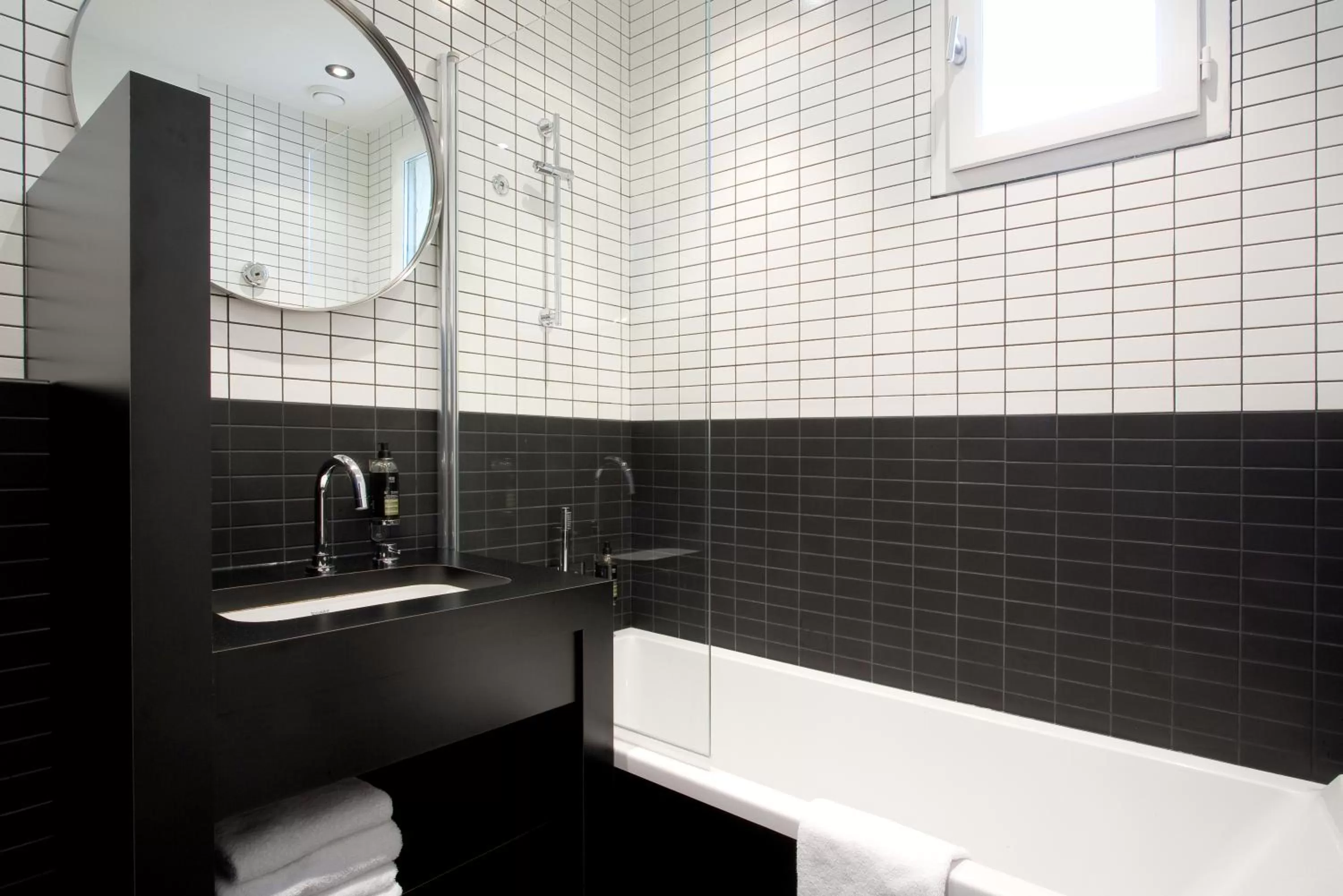 Shower in Hôtel Montmorency & Spa