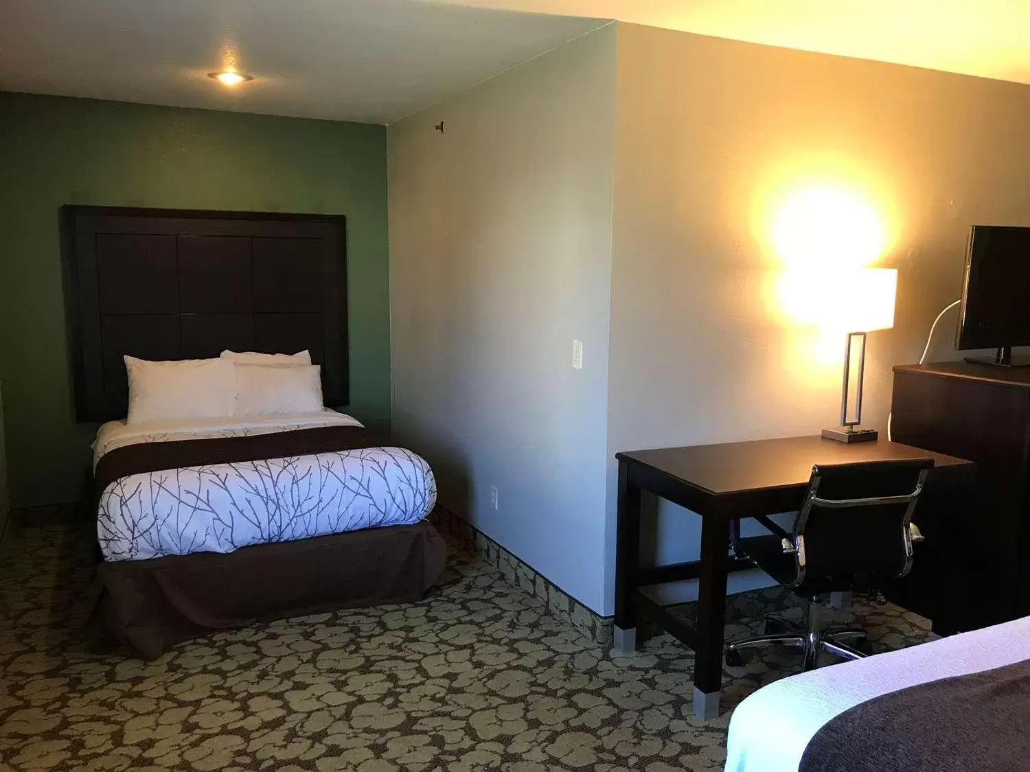 Bed in SureStay Plus Hotel by Best Western Bettendorf