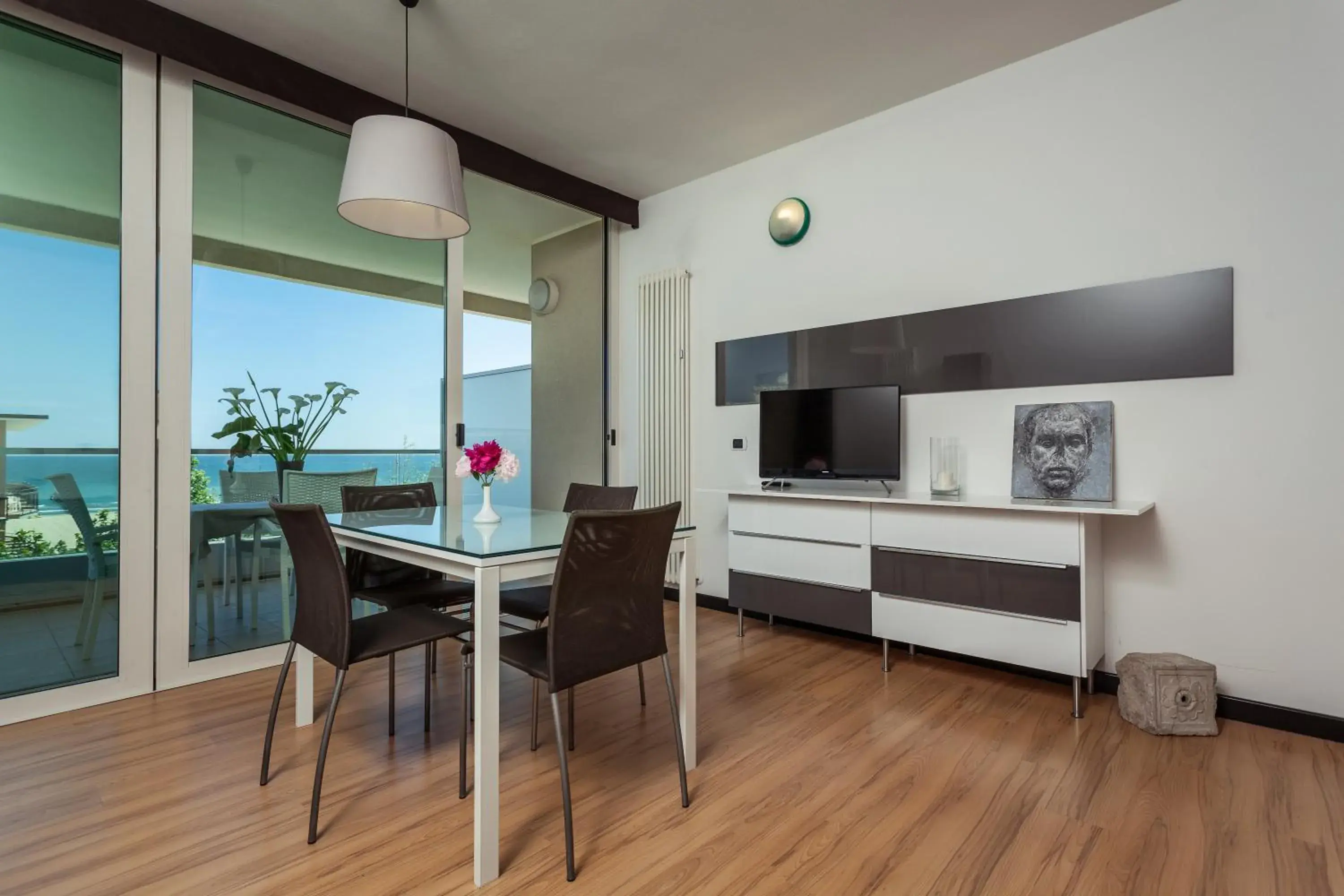 TV and multimedia, Dining Area in Hotel Cristallo