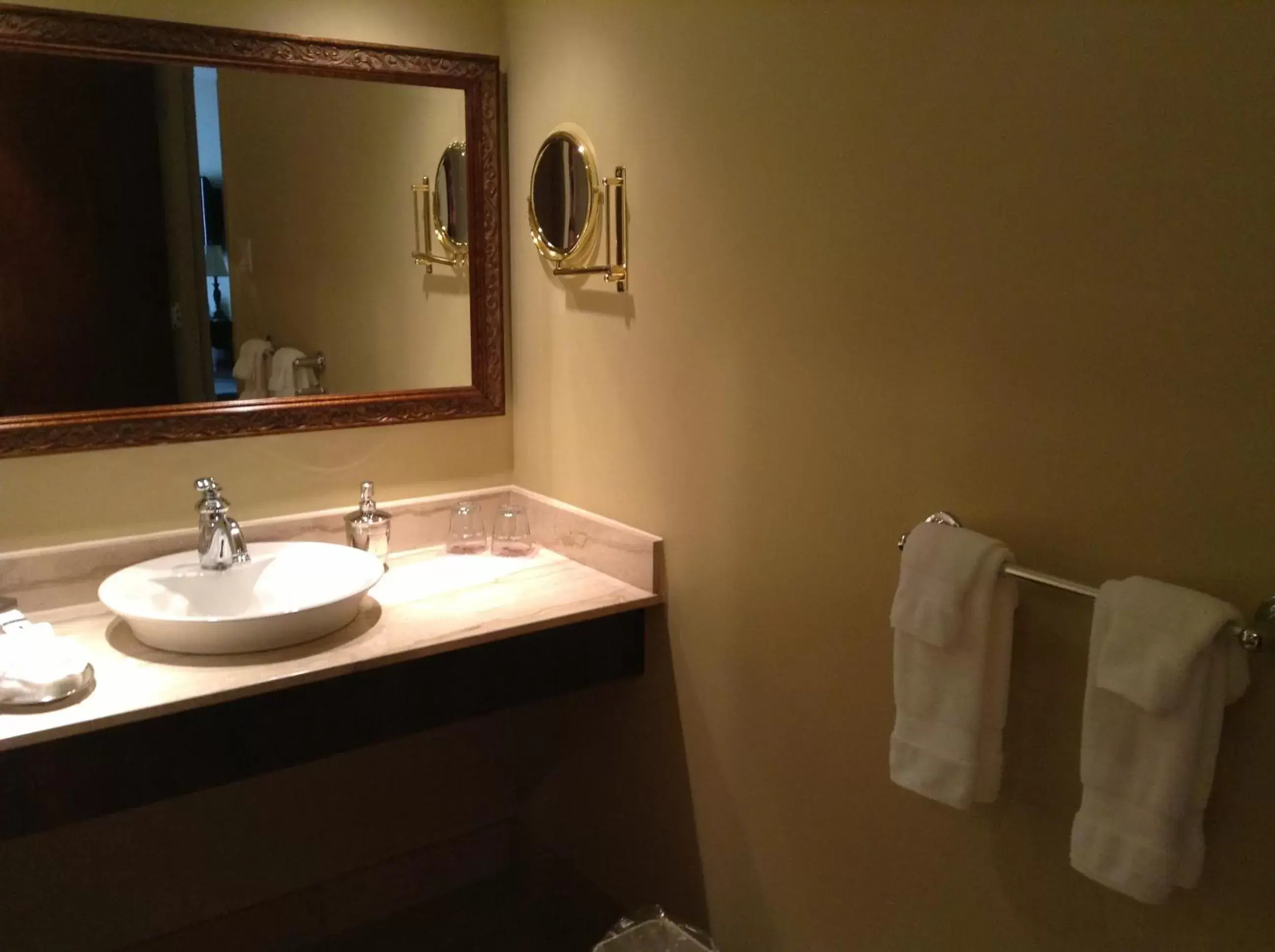Bathroom in Hotel Brossard