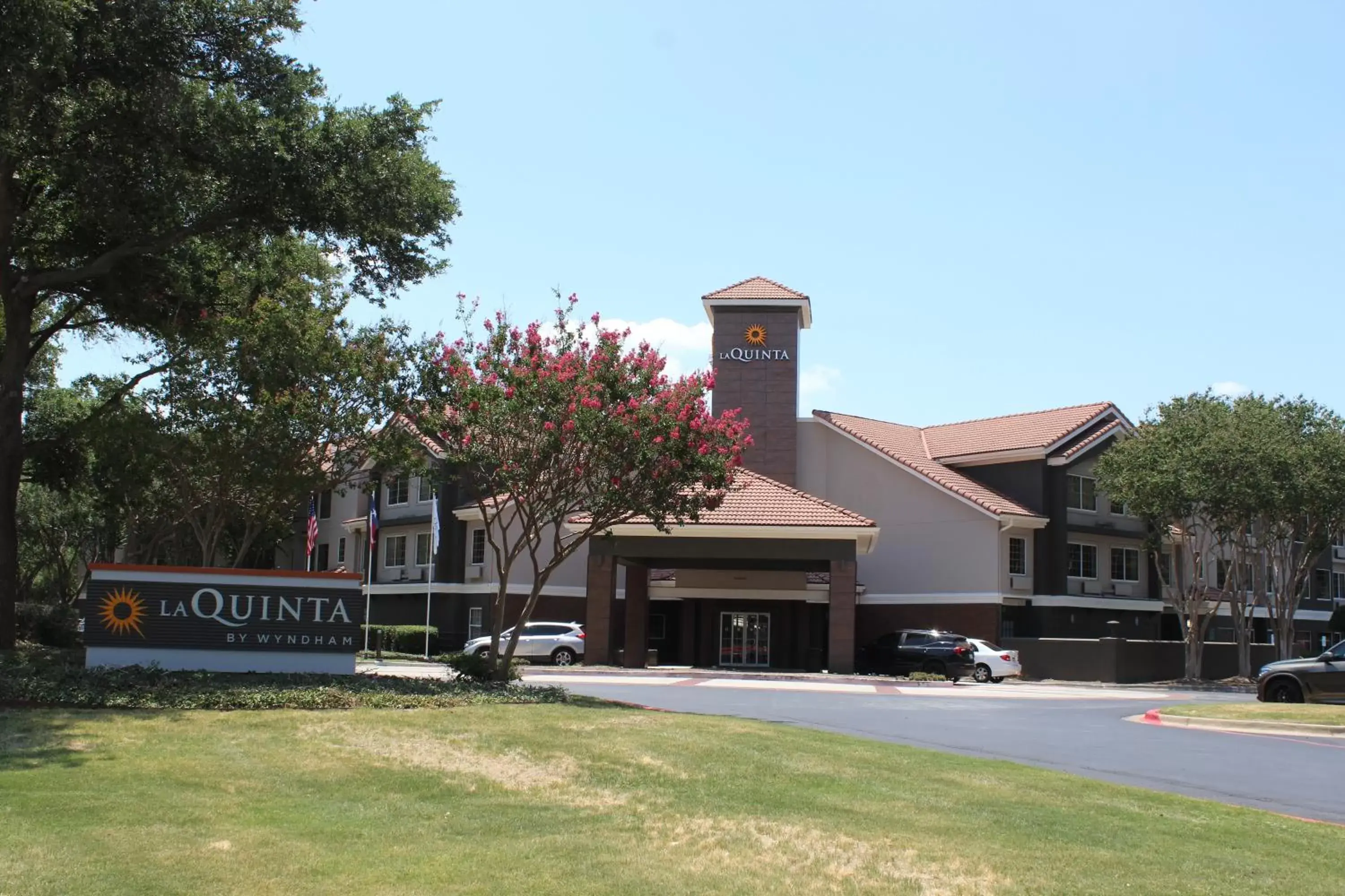 Property Building in La Quinta by Wyndham Dallas - Addison Galleria