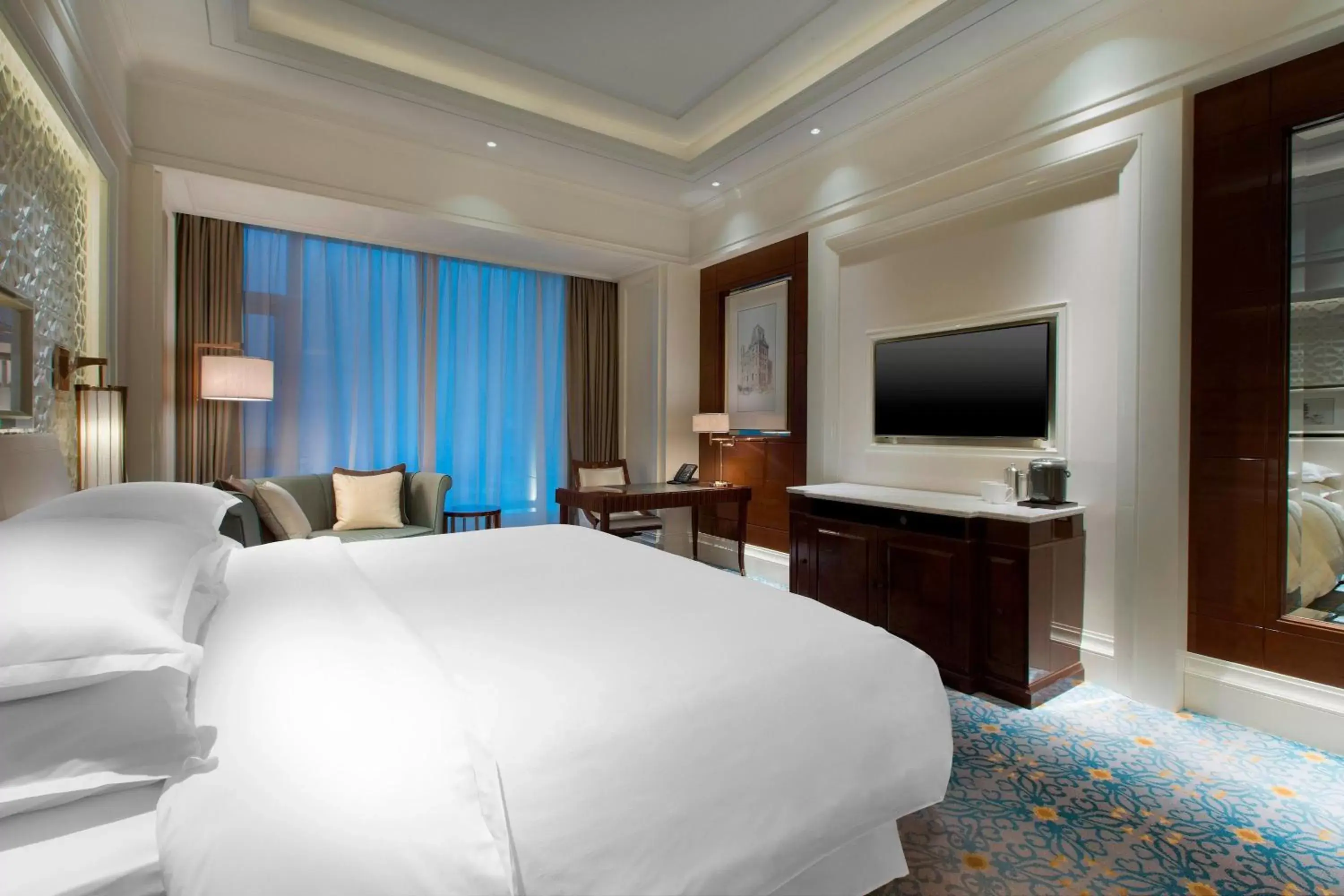 Photo of the whole room, Bed in Sheraton Grand Wuhan Hankou Hotel - Let's take a look at the moment of Wuhan