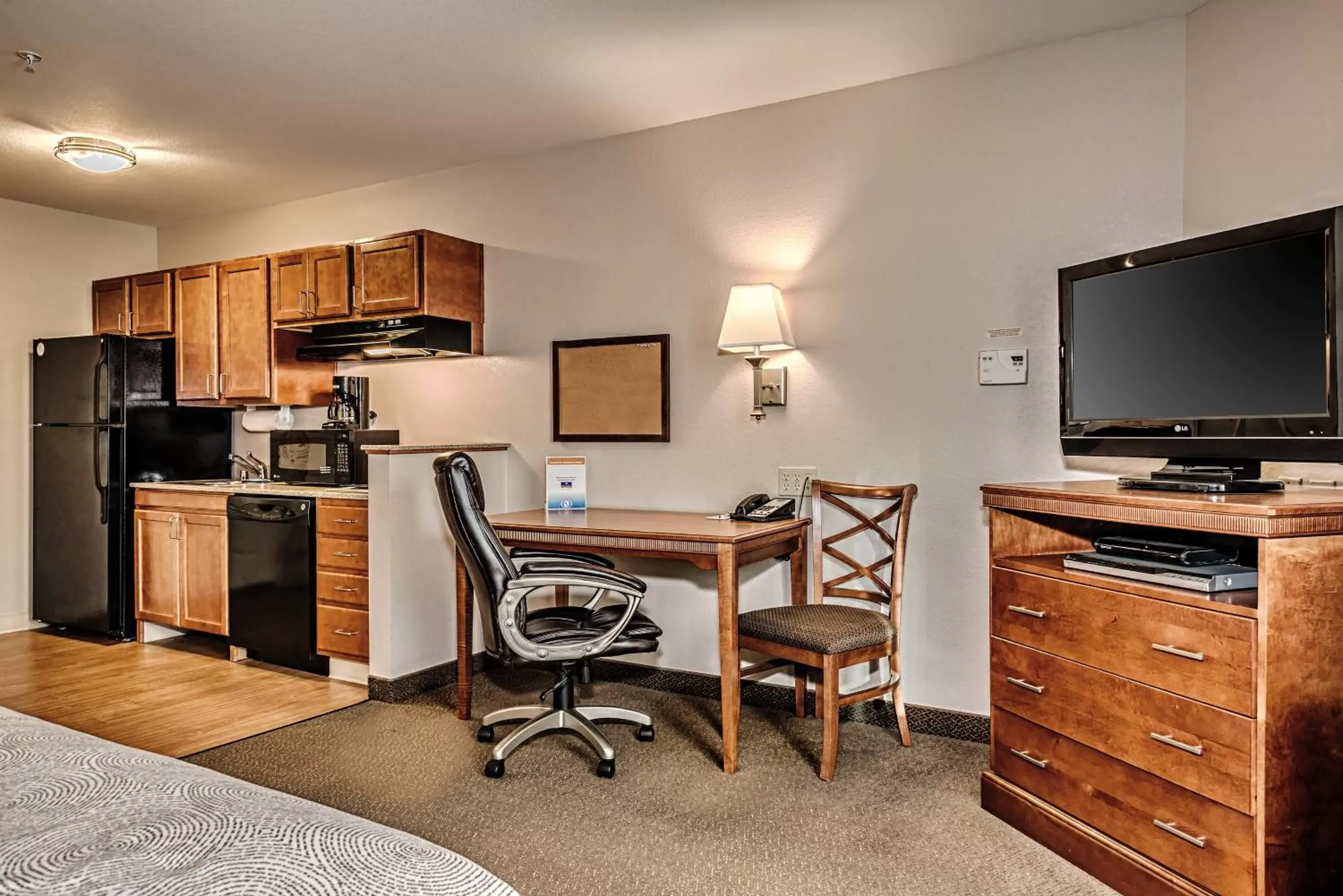 Photo of the whole room, TV/Entertainment Center in Candlewood Suites Oak Harbor, an IHG Hotel
