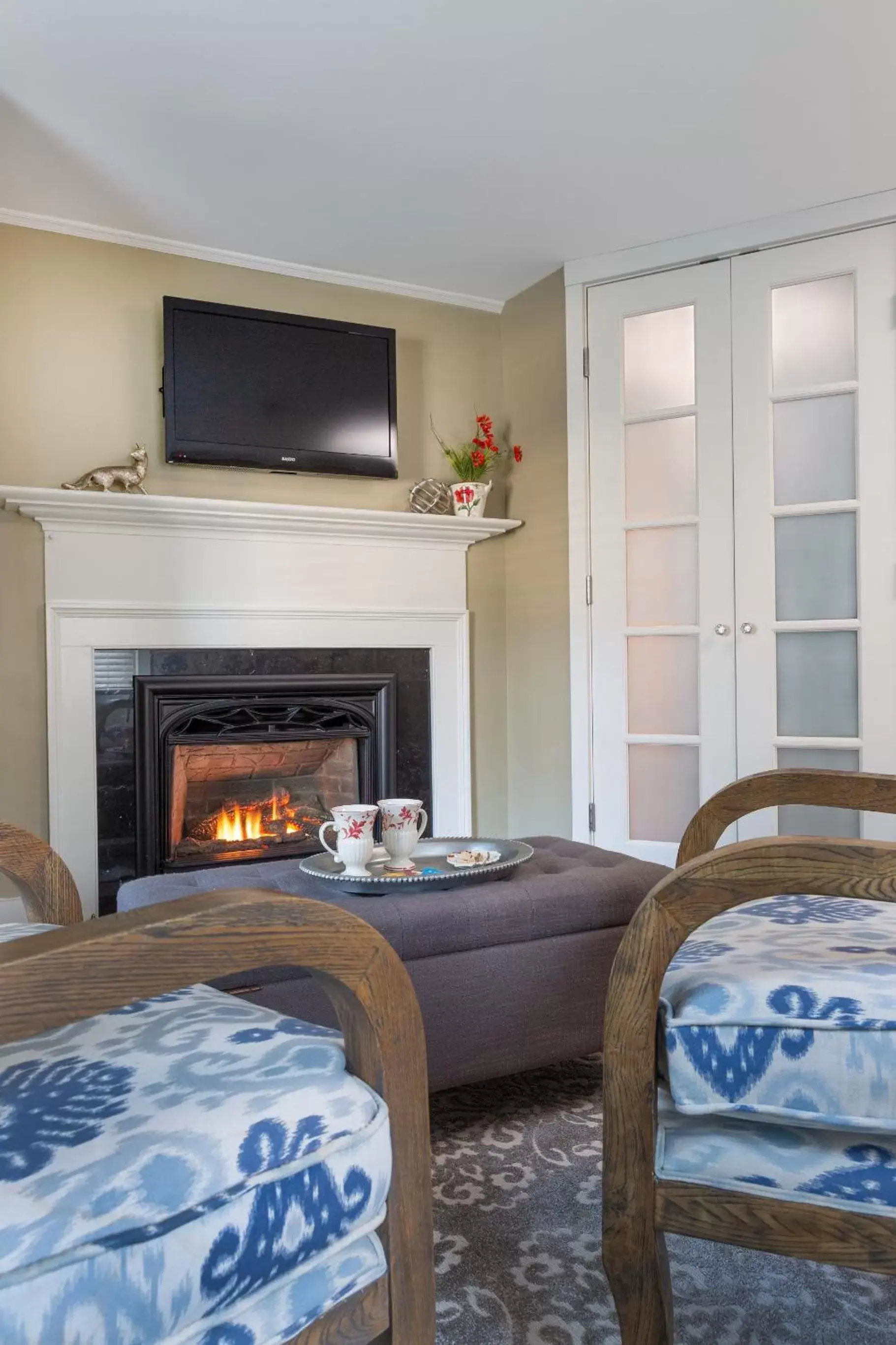 Seating area, Bed in Hartstone Inn & Hideaway