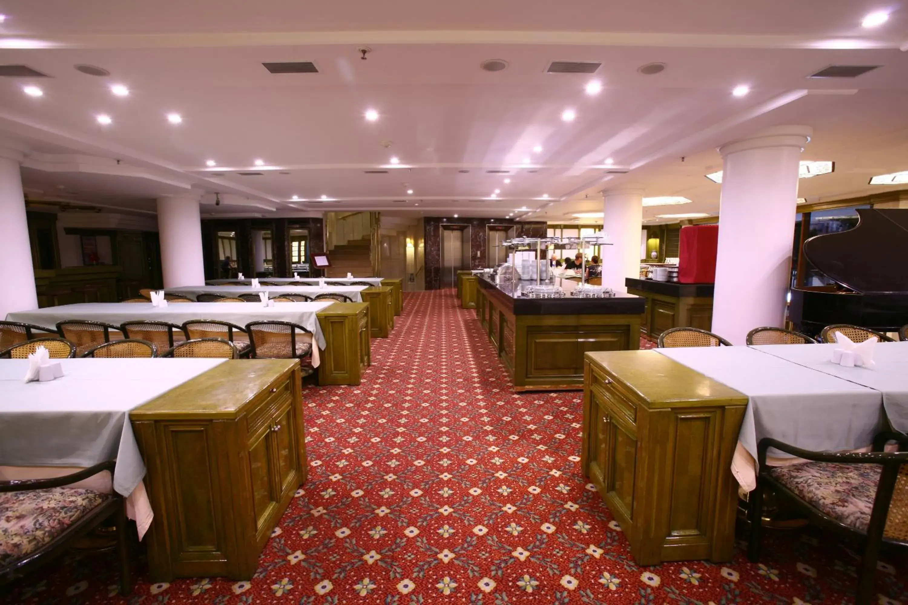 Restaurant/places to eat in Istanbul Royal Hotel Restaurant/places to eat in Istanbul Royal Hotel