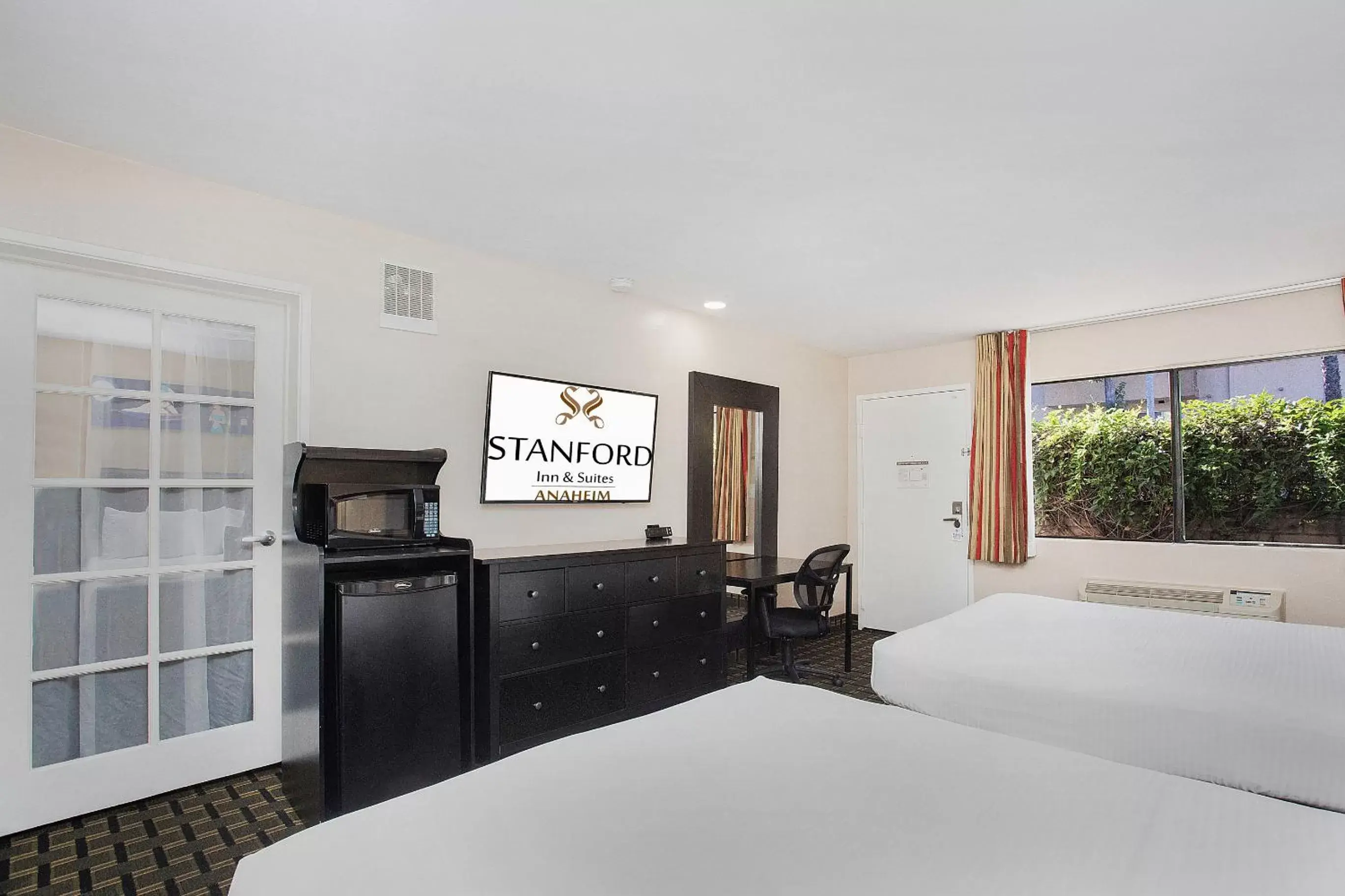 TV and multimedia in Stanford Inn & Suites Anaheim