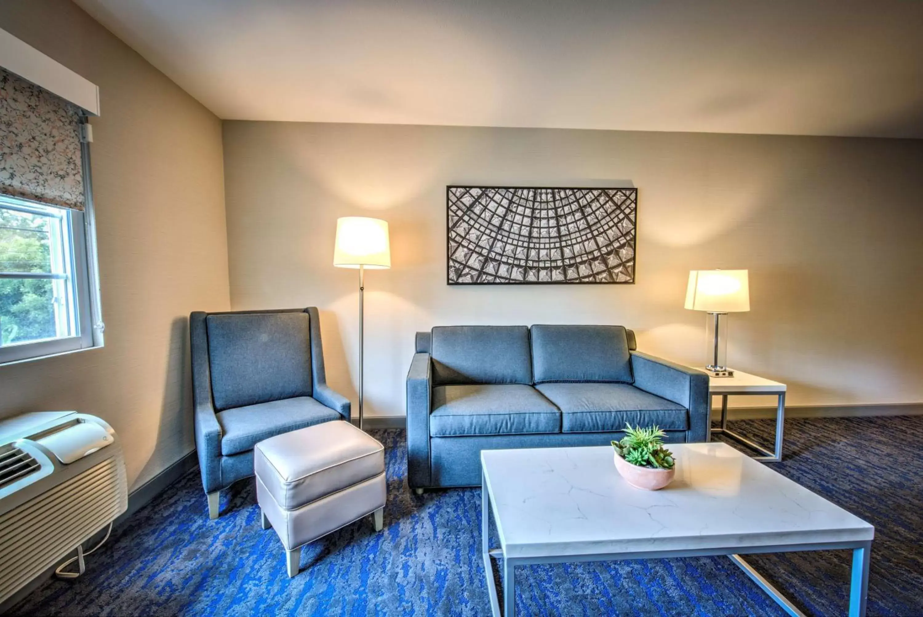 Living room, Seating Area in Best Western Plus Media Center Inn & Suites