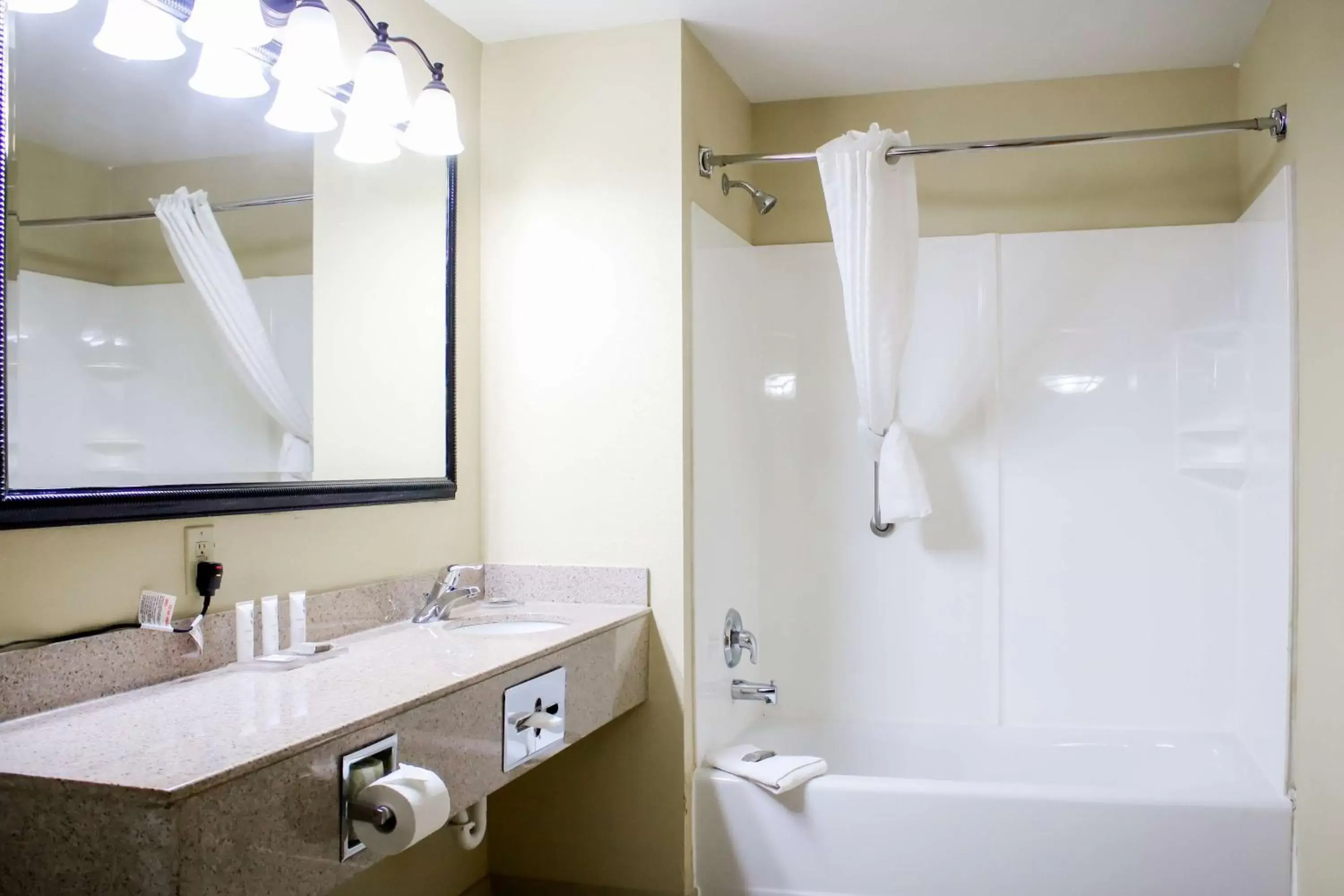 Bathroom in Country Inn & Suites by Radisson, Richmond West at I-64, VA