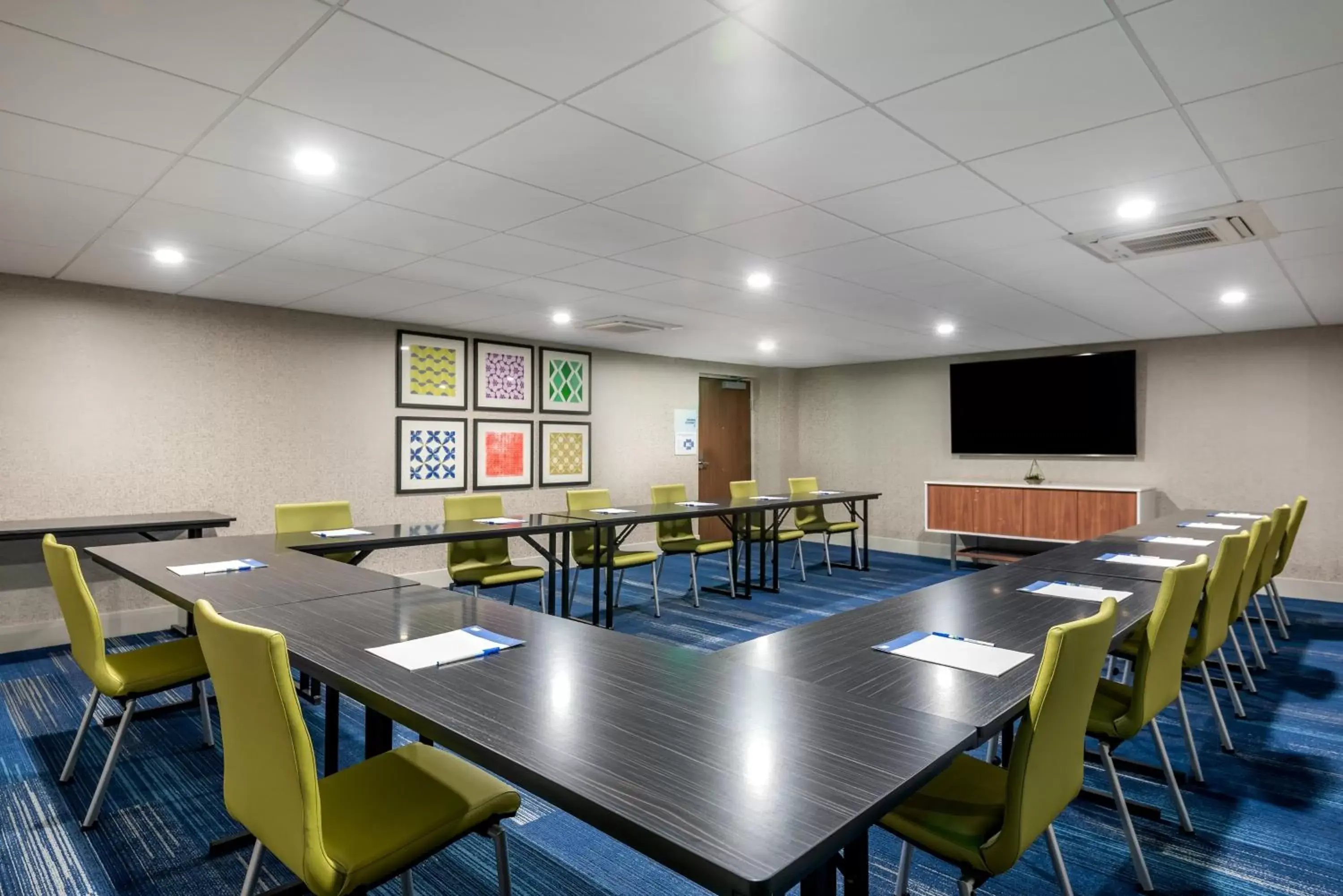 Meeting/conference room in Holiday Inn Express & Suites Santa Ana - Orange County, an IHG Hotel