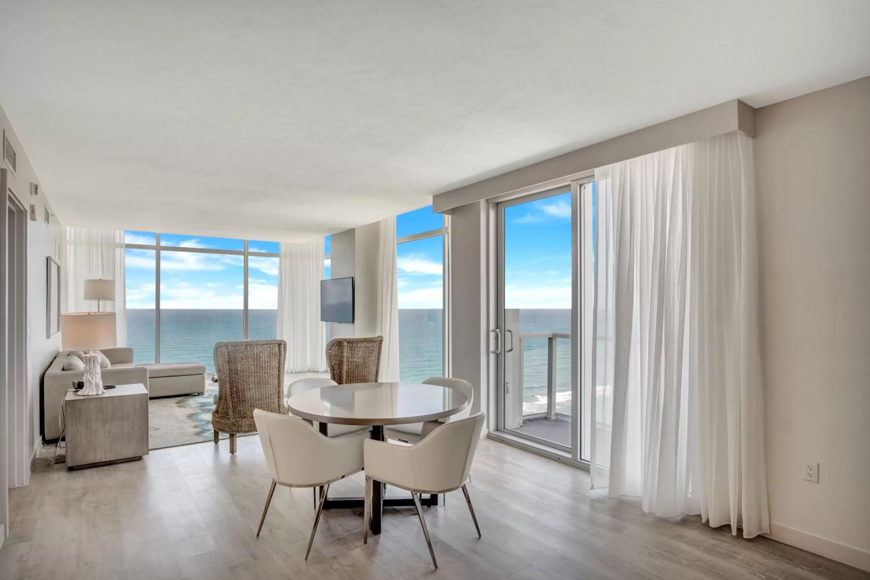 Dining area in Daytona Grande Oceanfront Resort