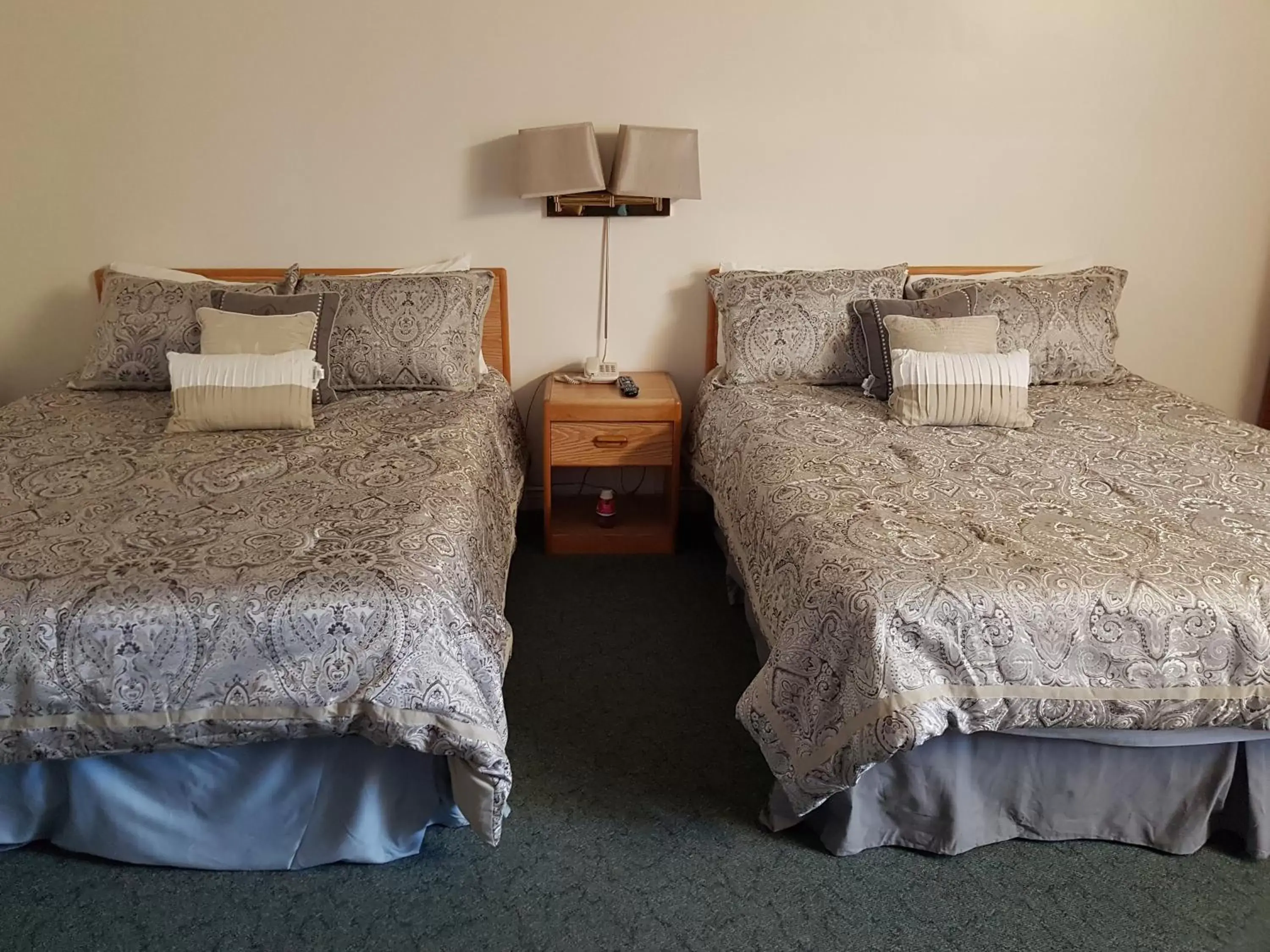 Bed in Covered Bridge Inn & Suites