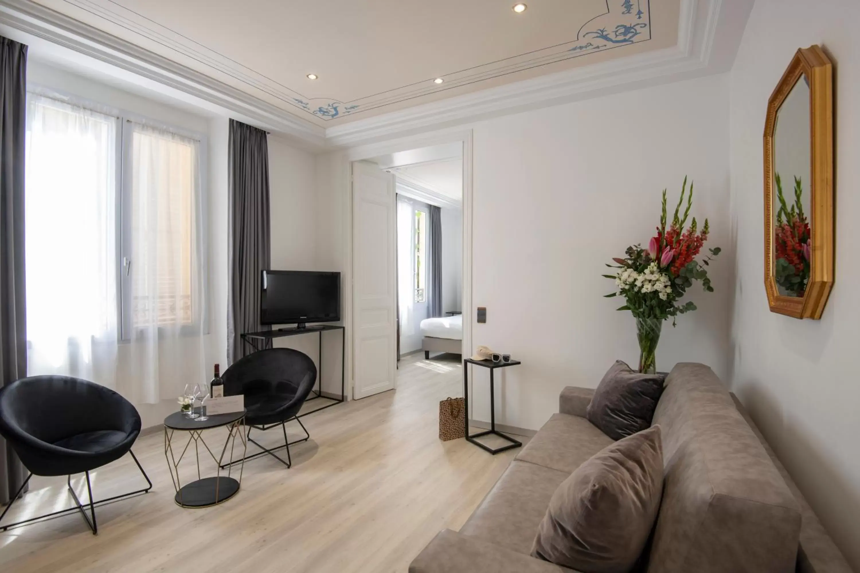 Bedroom, Seating Area in GOLDEN TULIP CANNES HOTEL de PARIS