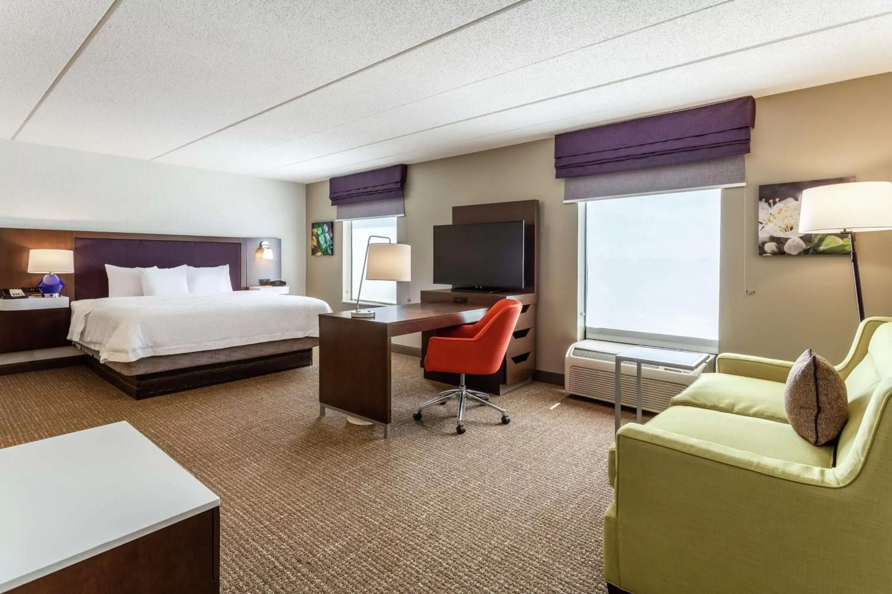Bedroom, Bed in Hampton Inn & Suites Chicago - Libertyville Bedroom, Bed in Hampton Inn & Suites Chicago - Libertyville