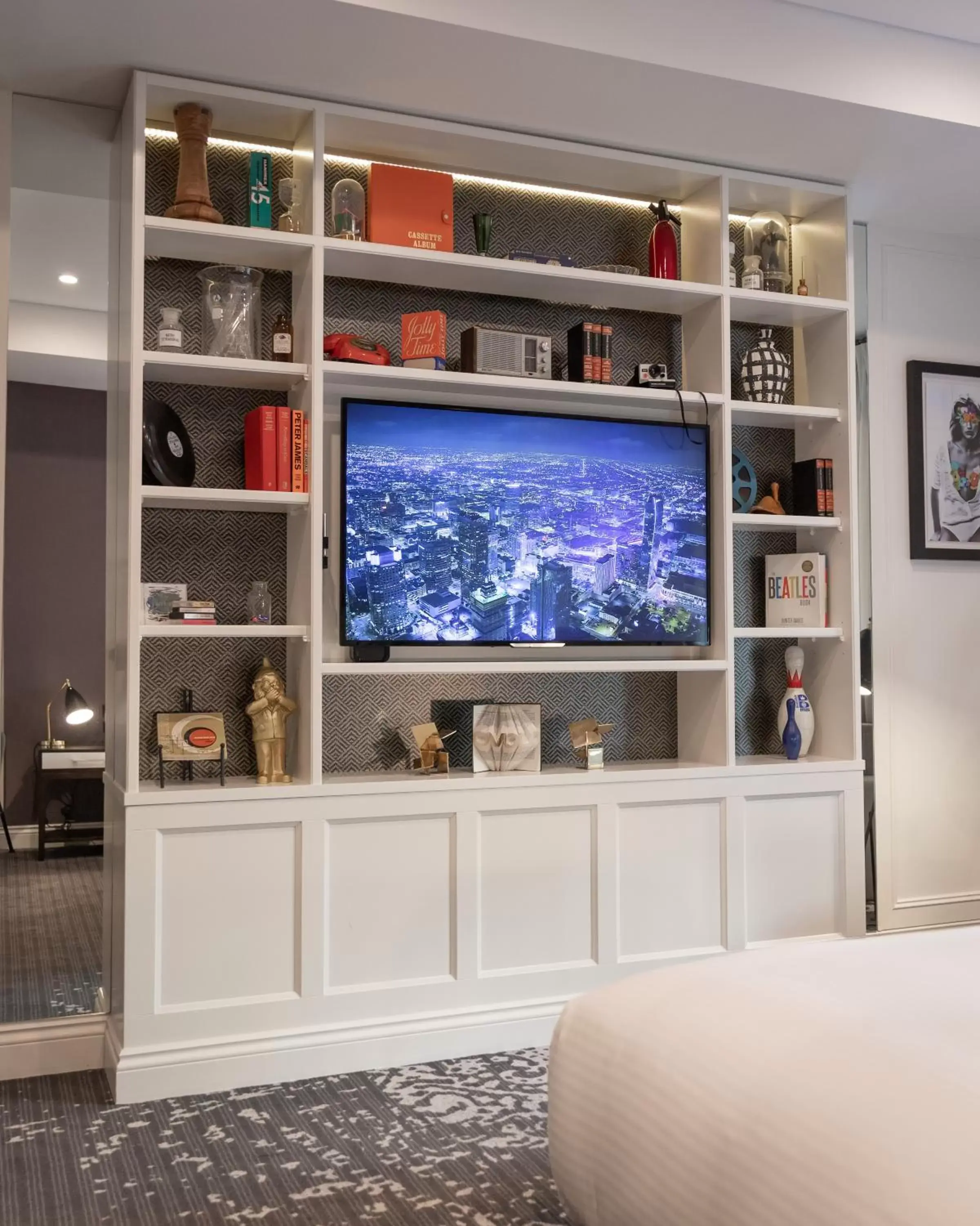 Communal lounge/ TV room, TV/Entertainment Center in The Inchcolm by Ovolo