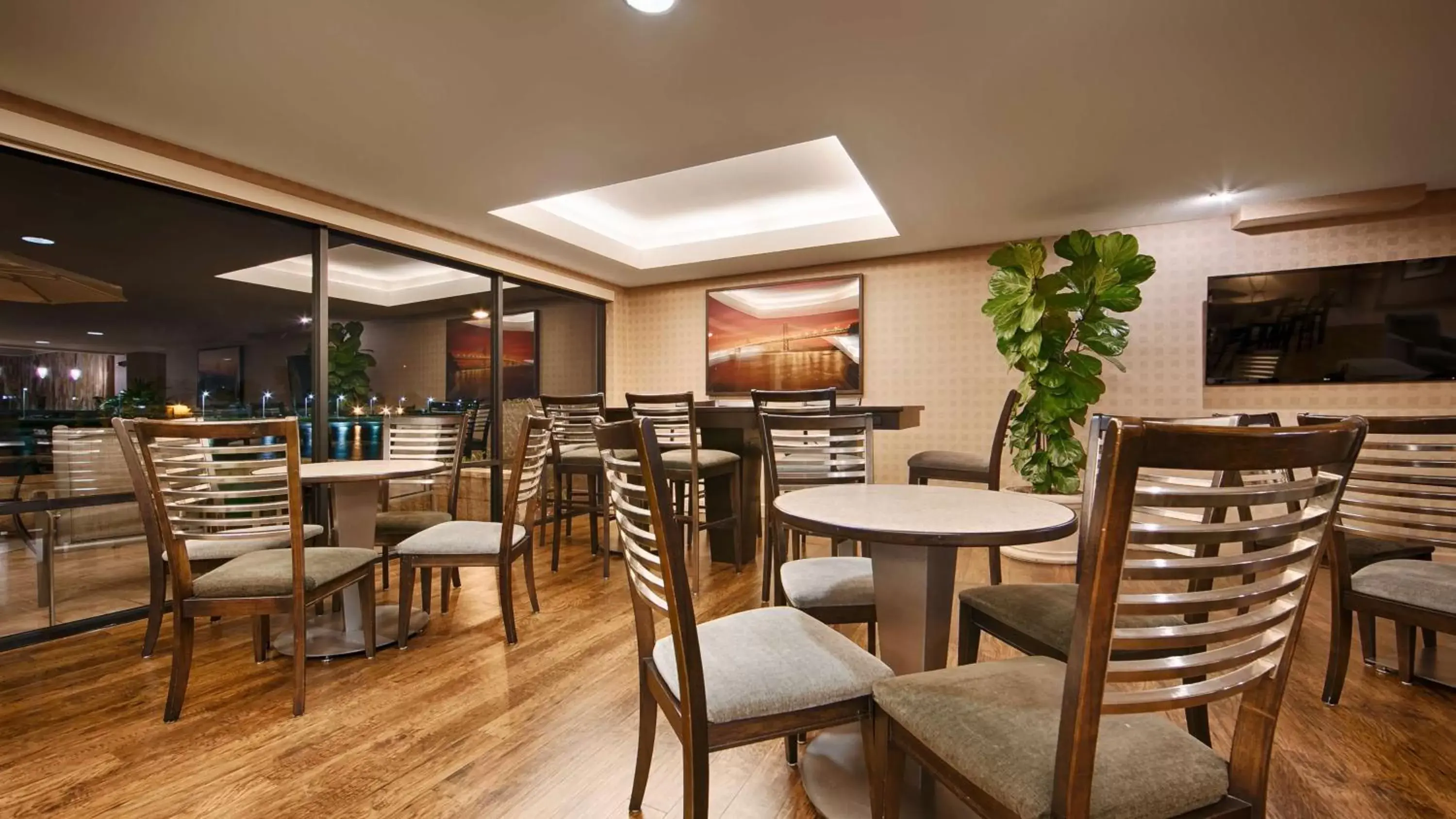 Restaurant/places to eat in Best Western Plus Bayside Hotel