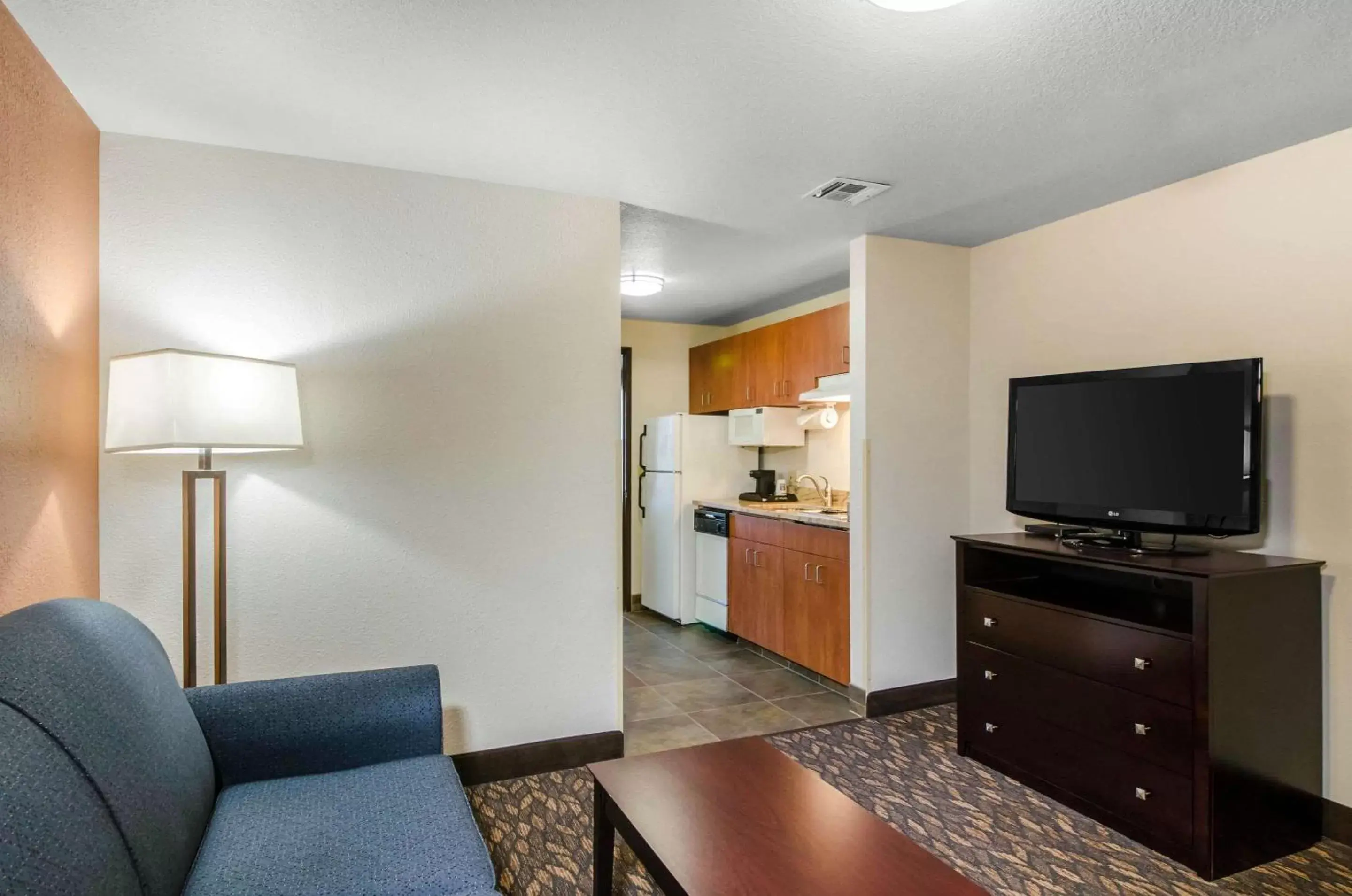 Photo of the whole room, TV/Entertainment Center in Comfort Inn & Suites Ashland