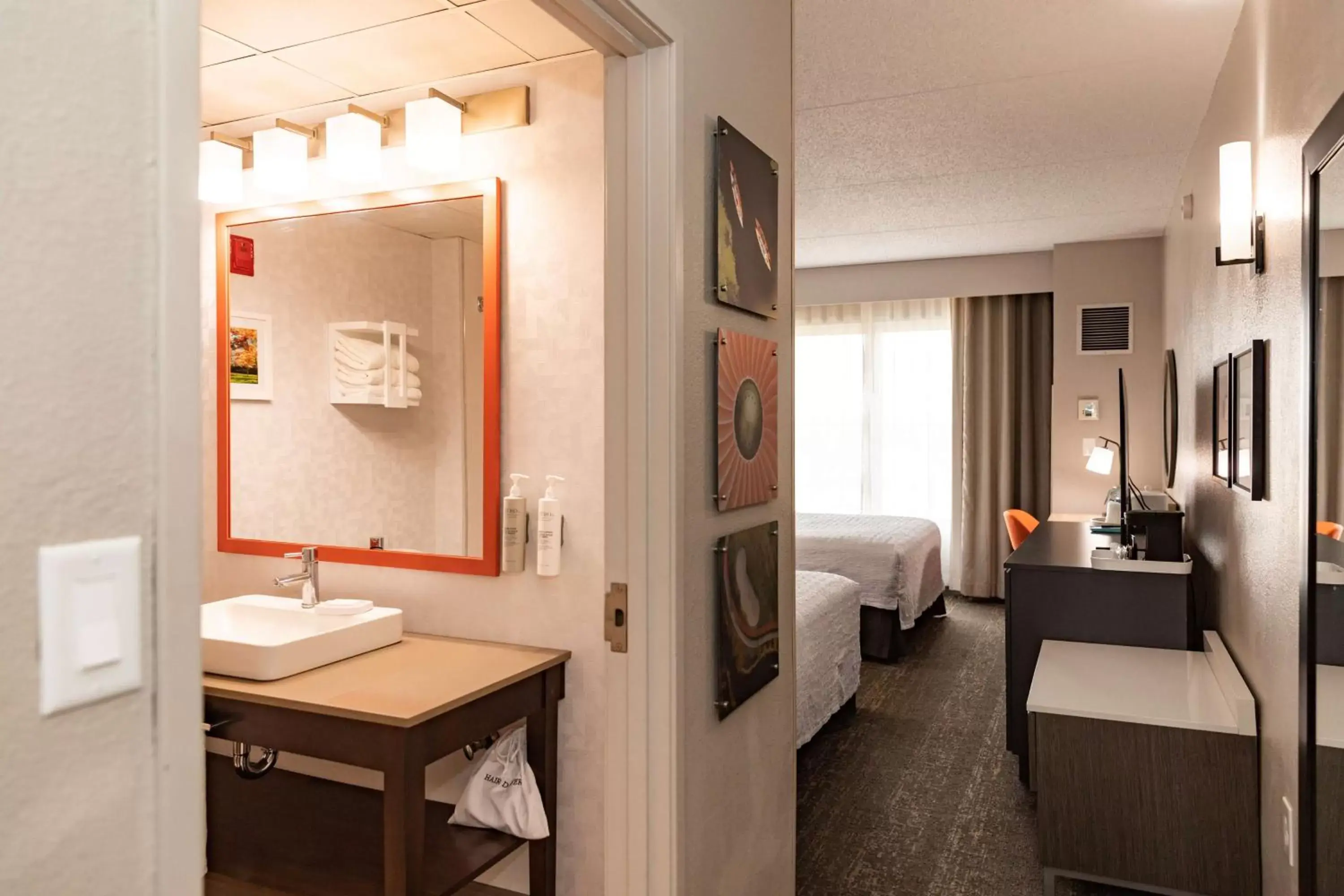 Bed, Bathroom in Hampton Inn & Suites By Hilton- Newark Airport Elizabeth