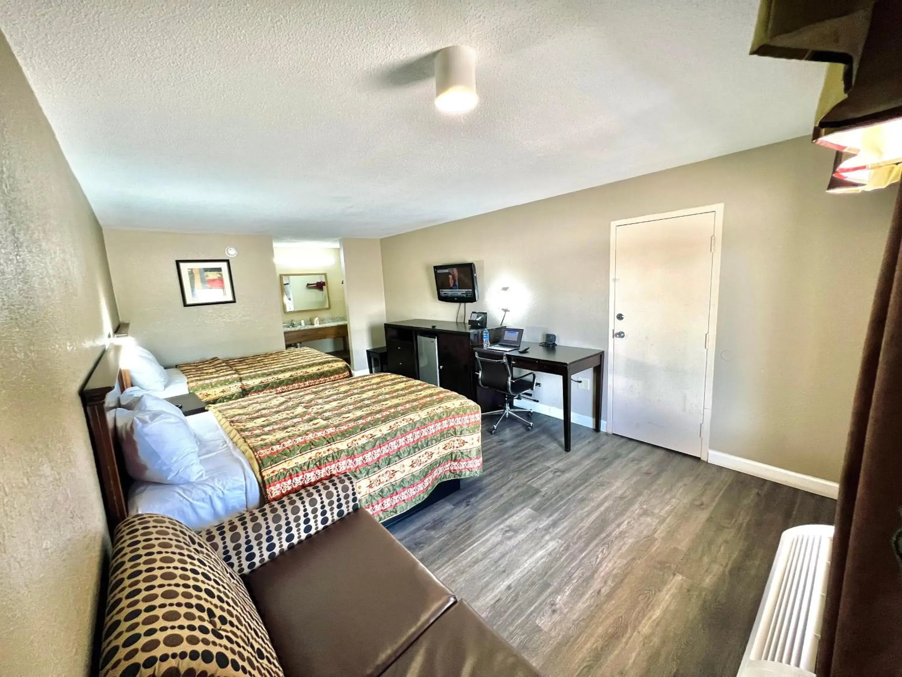 Communal lounge/ TV room, Bed in Rodeway Inn Expo Center Communal lounge/ TV room, Bed in Rodeway Inn Expo Center