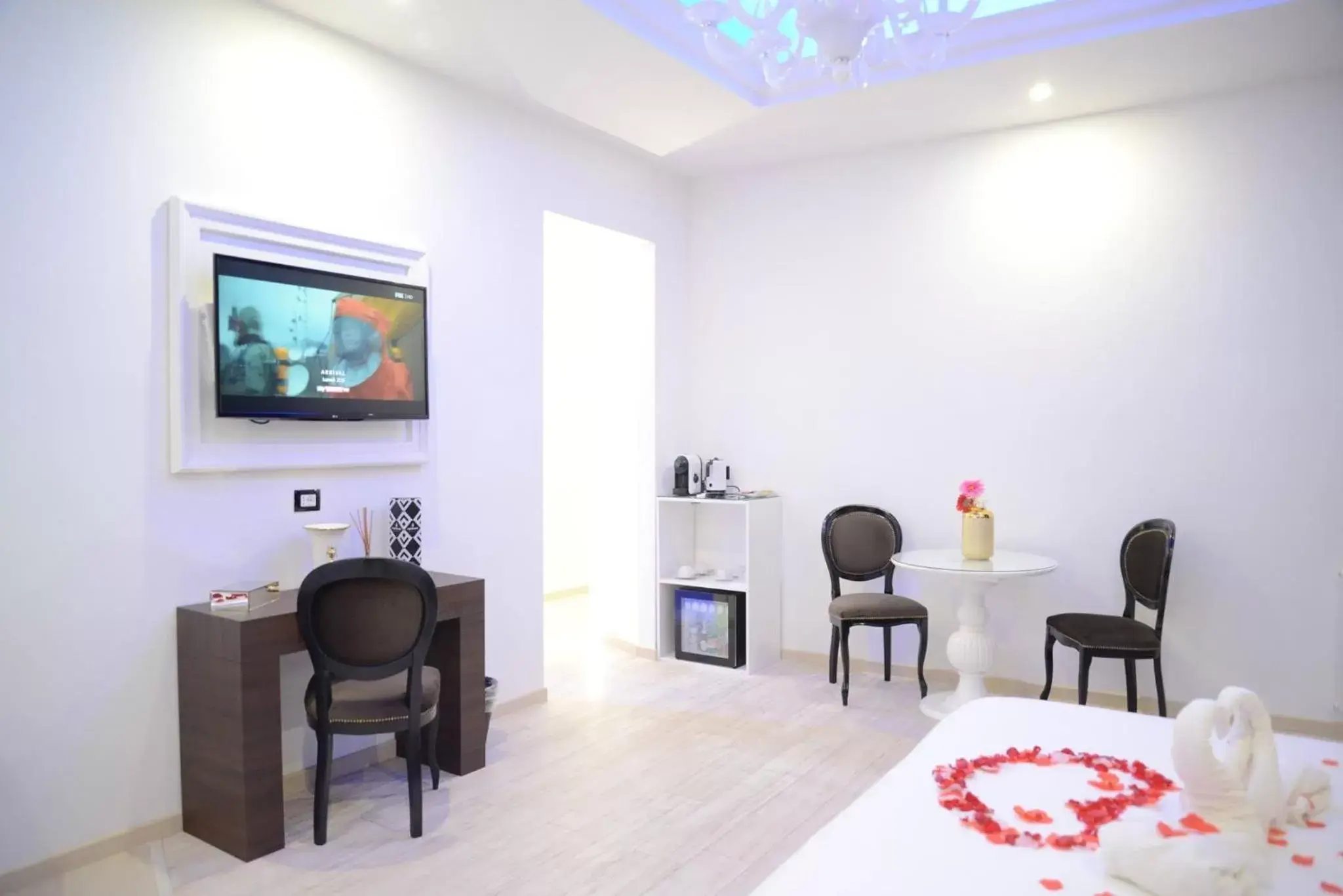 TV and multimedia in Escape Luxury Suite