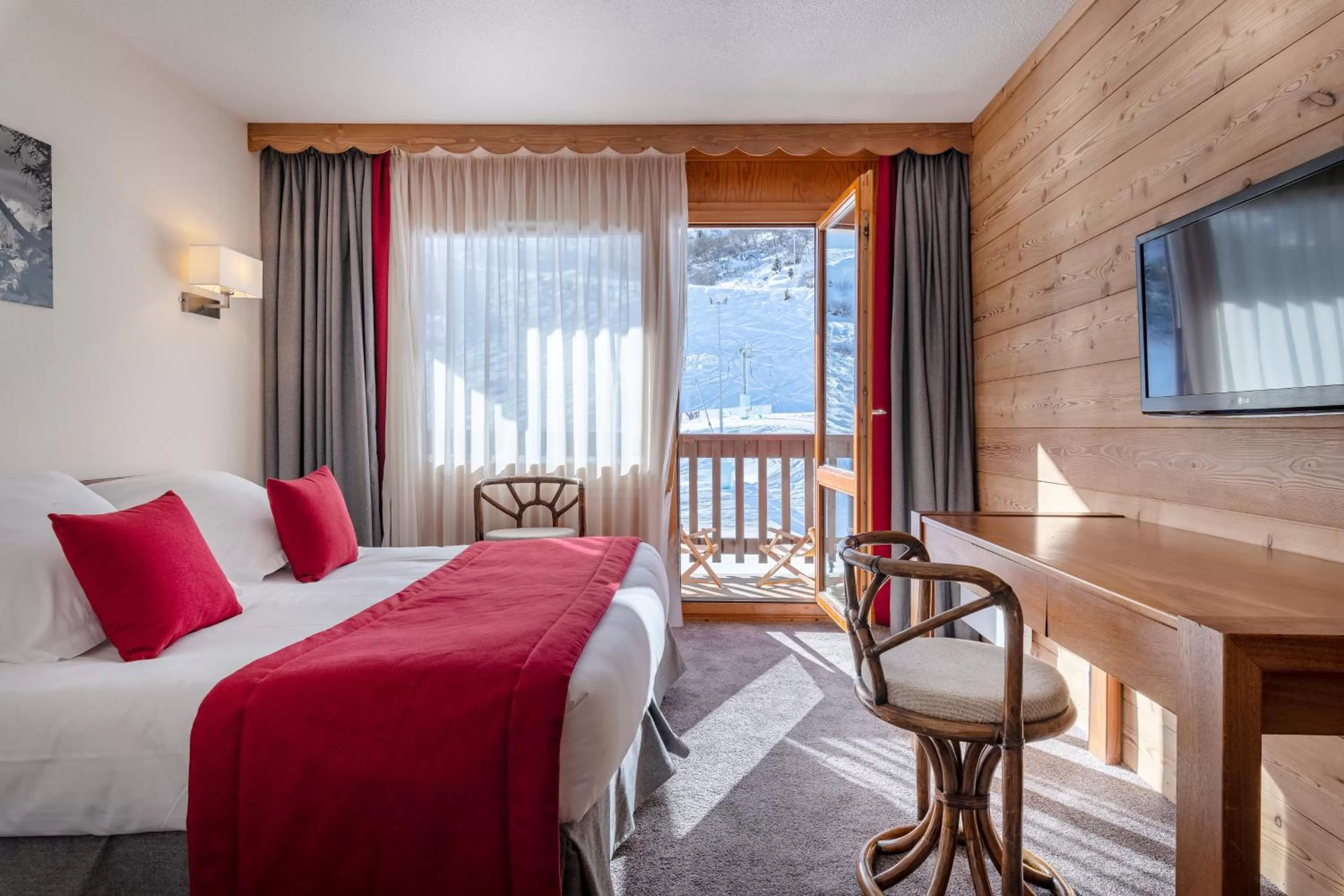 Photo of the whole room in Hotel Les Arolles