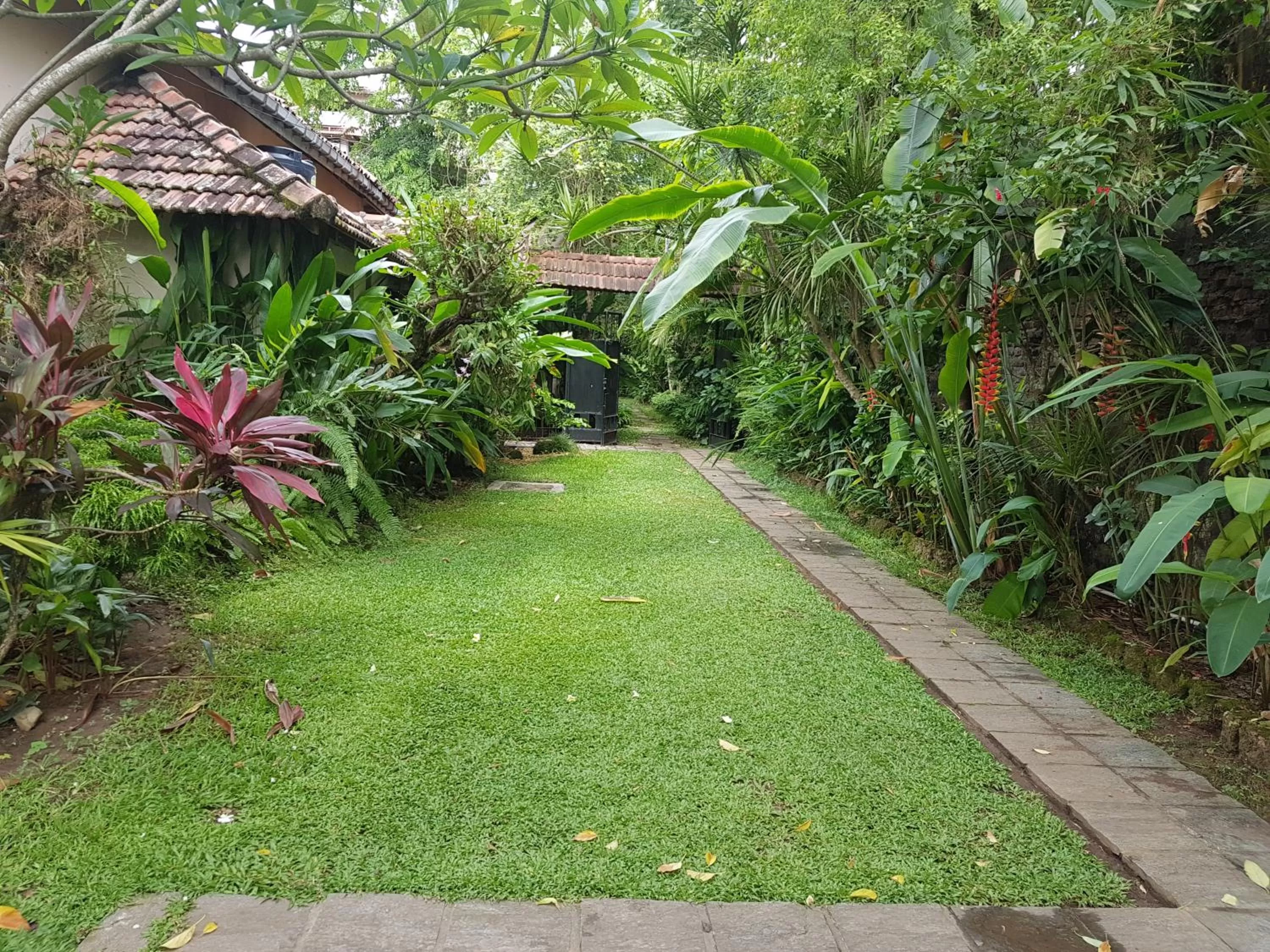 Facade/entrance, Garden in Highbury Colombo